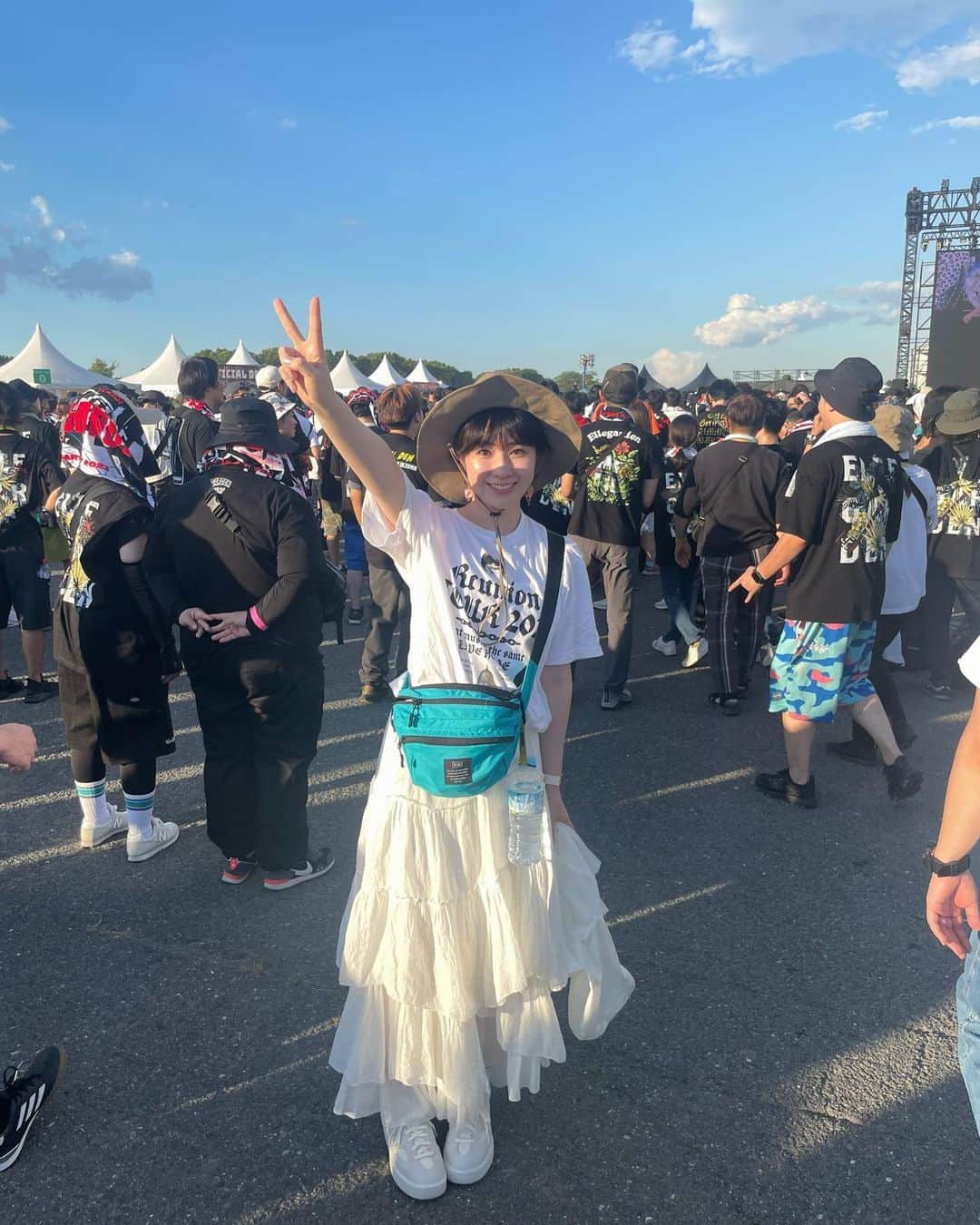 りえっくすのインスタグラム：「. #ELLEGARDEN  Get it Get it Go! SUMMER PARTY 2023 . いってきたー in 大阪舞洲 . ずっとずっと好きなELLEGARDENを脳に叩きつけれて世界一幸せな日でした . 年なんて関係ないって 自分を信じてやれって言われて背中押された✋ . ①自撮りを見兼ねた優しい方が撮ってくれた ②真顔で自撮りその1 ③上手く笑えない自撮りその2」