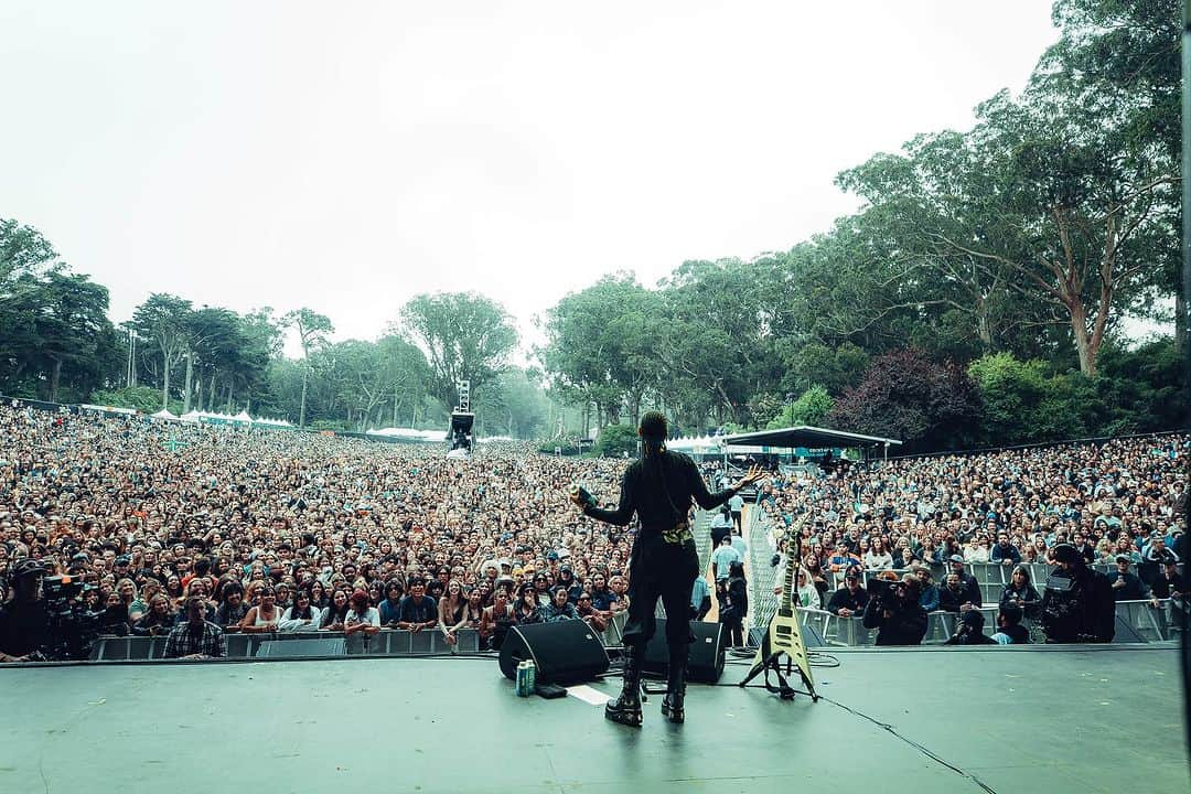 ウィロー・スミスのインスタグラム：「🖤 @outsidelands 🖤」