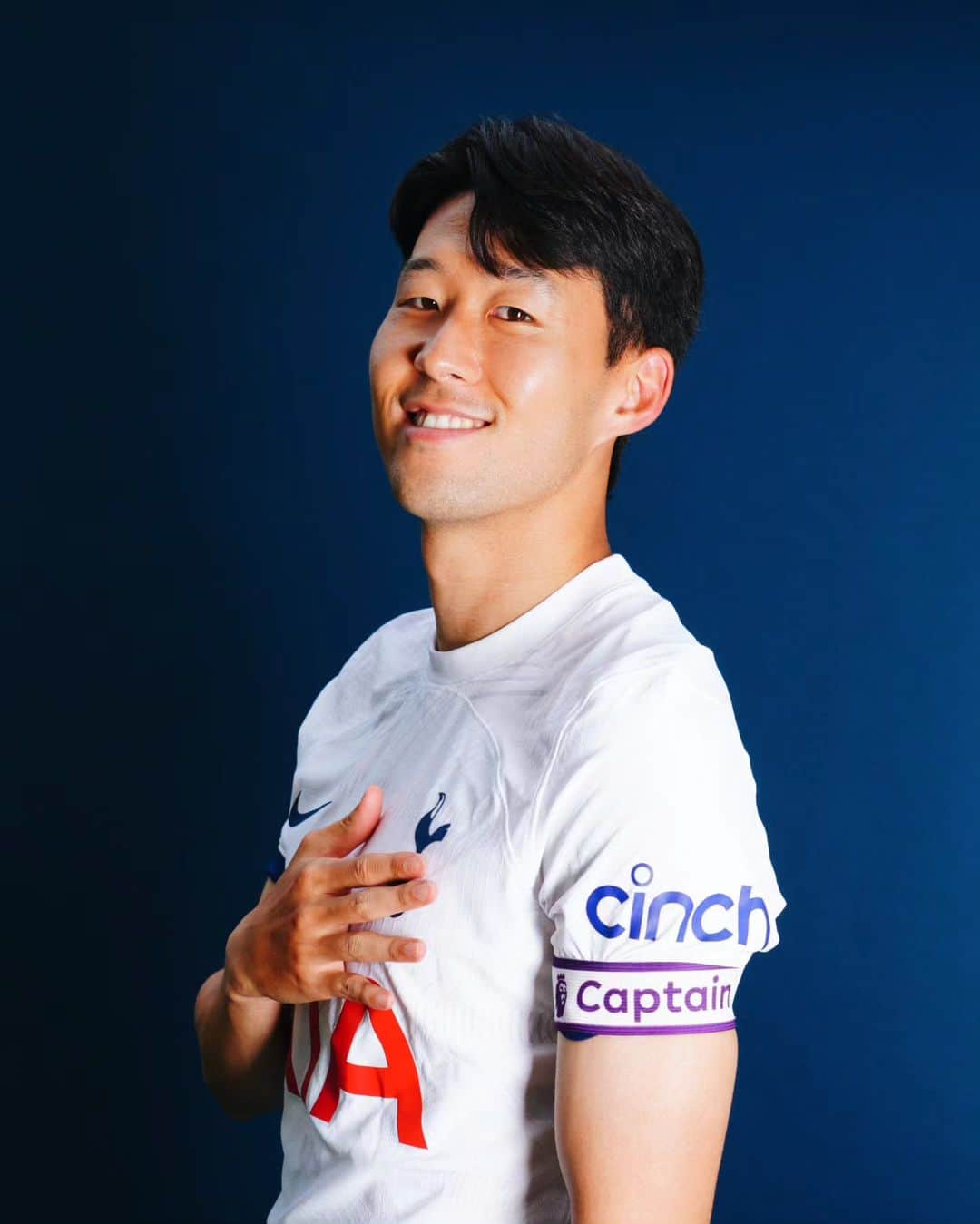 ソン・フンミンのインスタグラム：「A truly special moment for me and my family. To be named captain of our beautiful club is an honour of a lifetime, I will do everything to make you all proud.  The season is here now. We have a great group of players and leaders, let’s make it one to remember! 🤍 @madders @cutiromero2 @spursofficial #COYS」