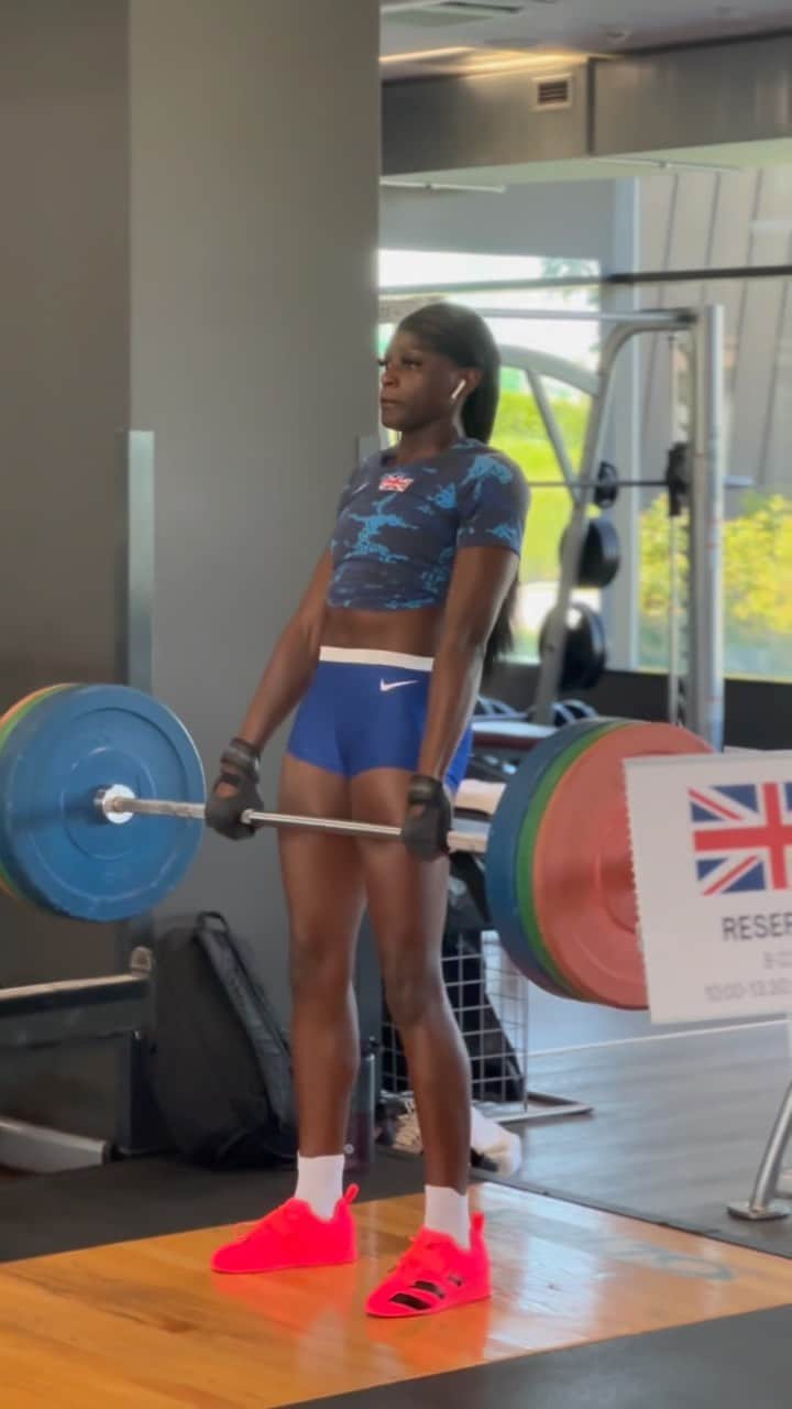 ダリル・ニータのインスタグラム：「Been attempting this weight since January!  Today she finally got it uppppp!! 🔒🙏🔥😁😈  Next stop > Budaaaaaaa 🇭🇺📈  #90」