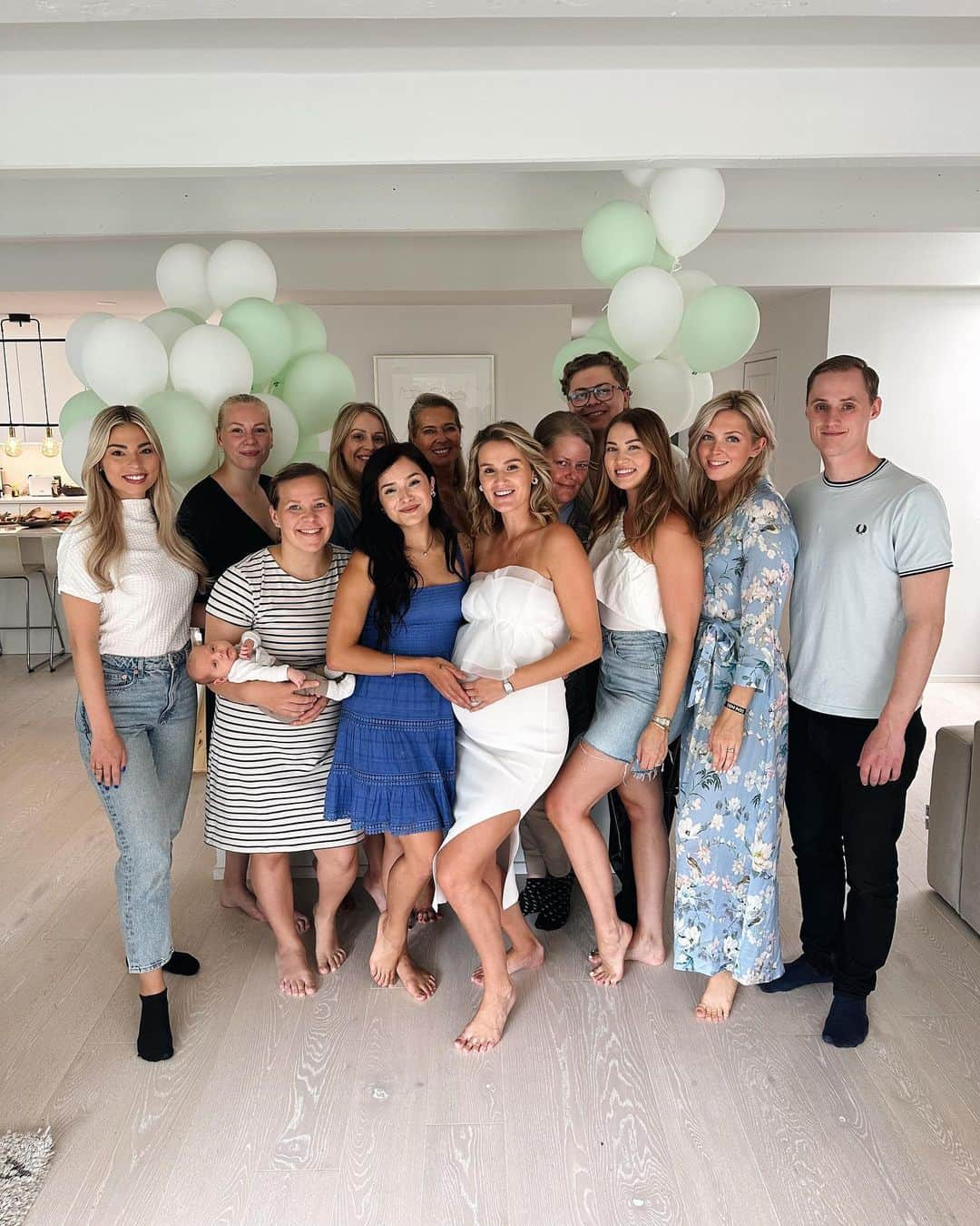 ベアータ・パップさんのインスタグラム写真 - (ベアータ・パップInstagram)「Baby Shower 🦋💕  Mulla on maailman ihanimmat ystävät ympärillä, jotka järjesti mulle tänään täydelliset juhlat.   Oon niin onnellinen mun lähipiiristä ja siitä tuesta, mitä tullaan näiltä rakkailta ihmisiltä saamaan tokaan vauvarumbaan!   Lucky girl. 💜」8月13日 1時47分 - beataleppilampi