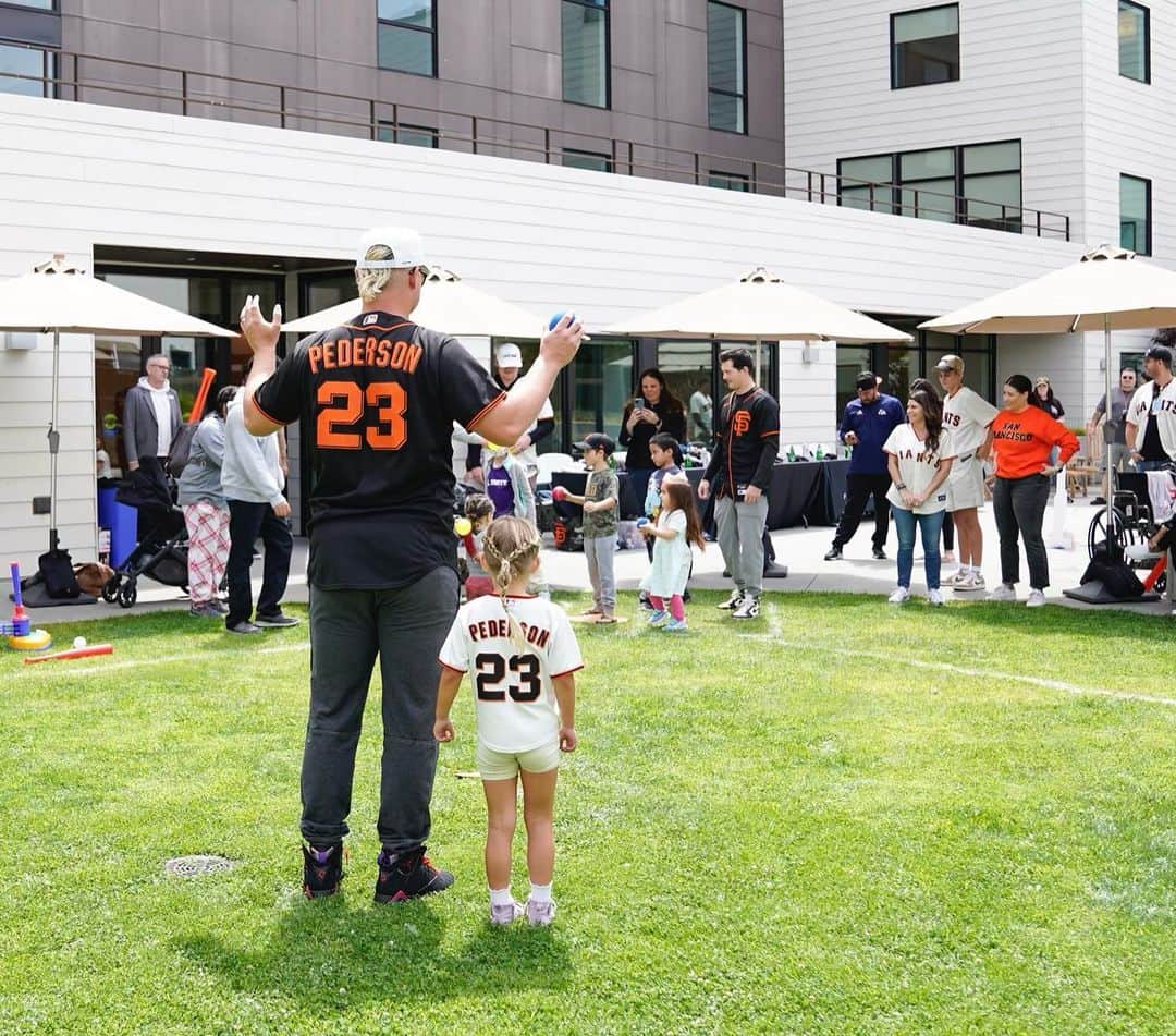 ジョク・ピーダーソンのインスタグラム：「fun morning playing whiffle ball at Family House」