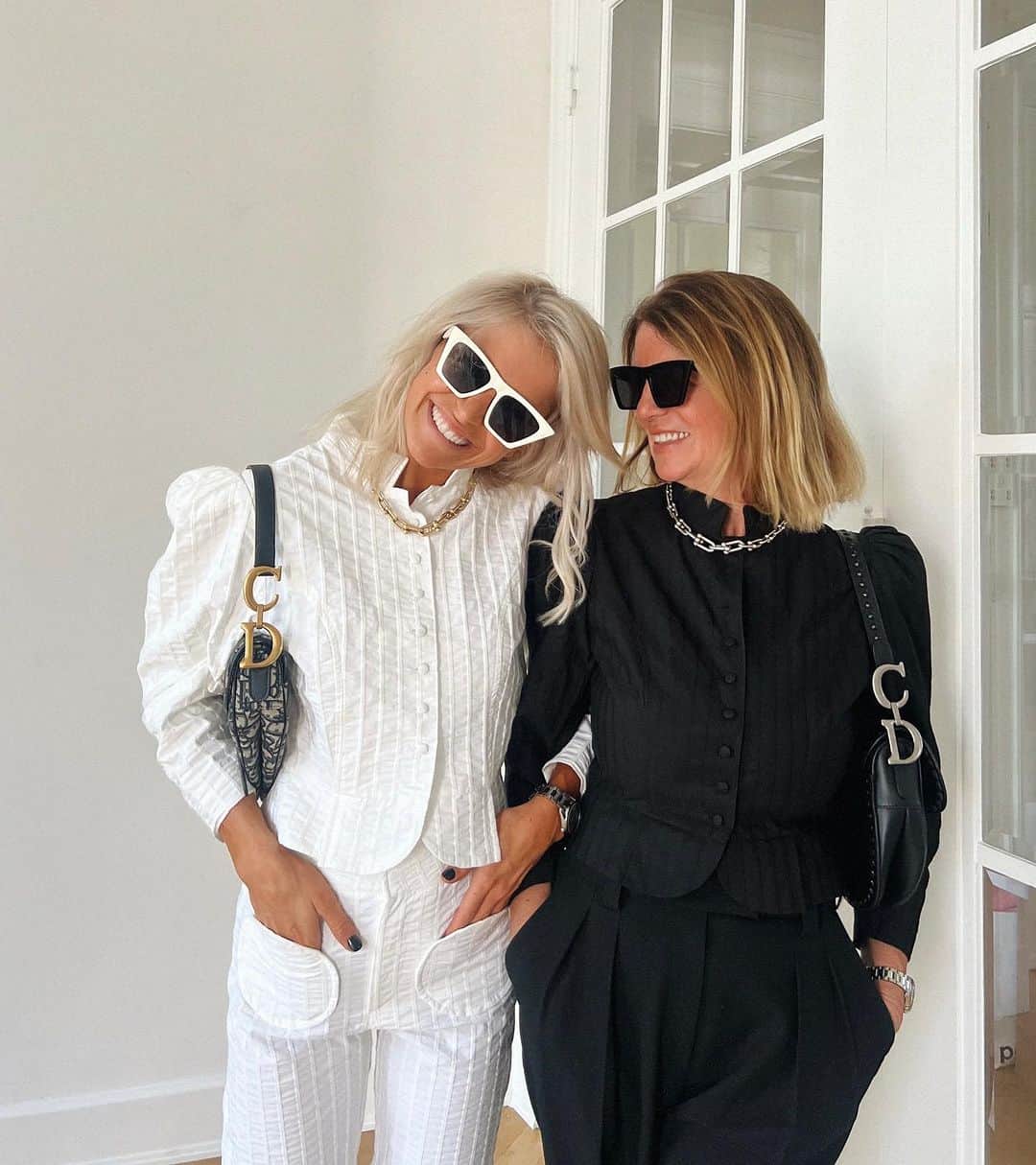 キャロライン・ダウルのインスタグラム：「you’re the yin to my yang 🤍🖤」