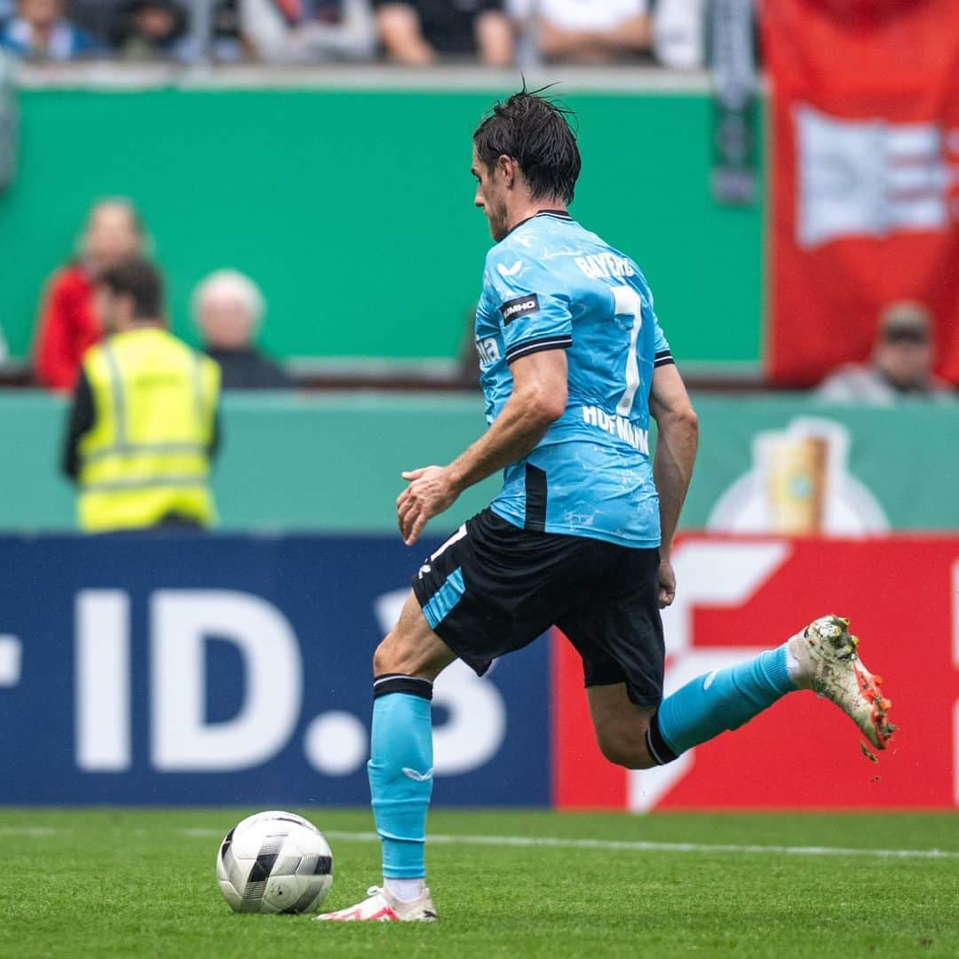 ヨナス・ホフマンのインスタグラム：「Good start into the season and happy to score my first goal for @bayer04fussball ⚽️  #dfbpokal」