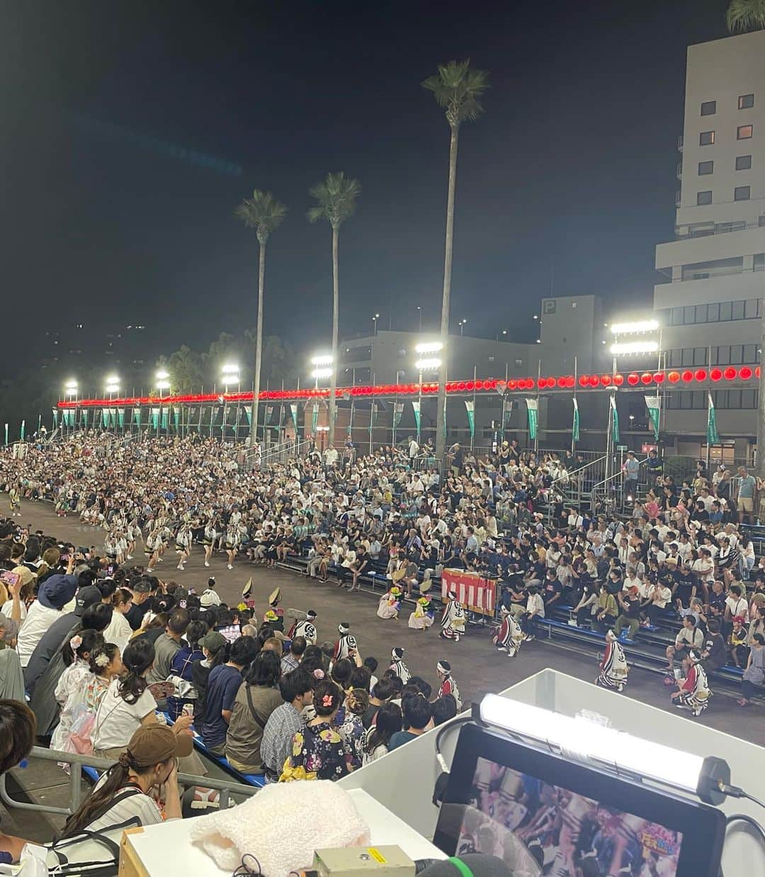 のインスタグラム：「阿波おどり2023  NHK徳島放送局の阿波おどり中継。  初めて観る阿波踊りは…信じられないくらいカッコよくて、美しくって楽しかった♫  街中のさまざまな連を巡ってみたい✨  15日まで。  @awaodori_mirai2021  @chikusen_official  @kimono_akariya_ginza」