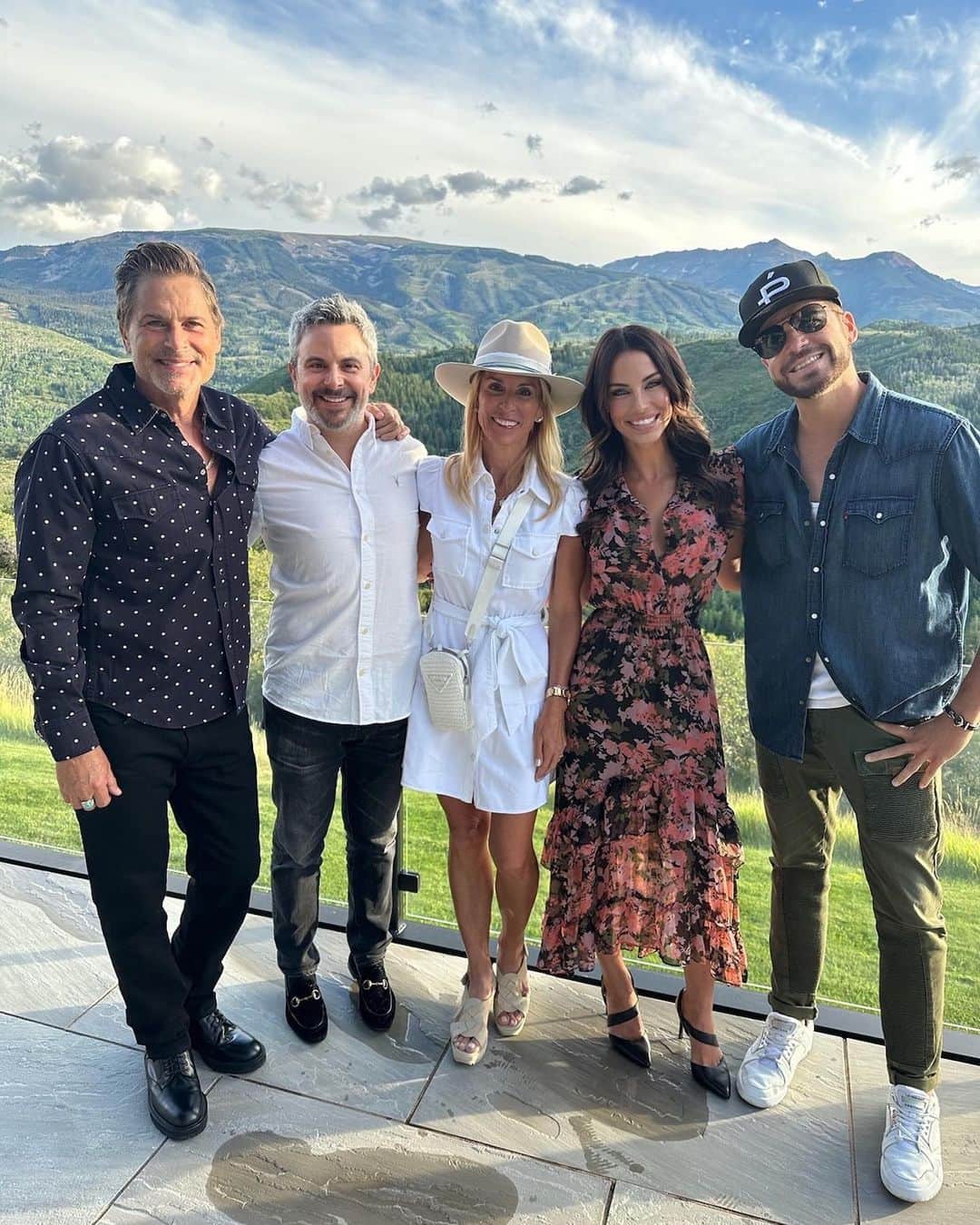 ジェシカ・ロウンズのインスタグラム：「I love surprises! 🥰🏔️🎉☀️🎂 Happy Birthday Marni @mlbond16! @roblowe @jasonshuman @daveophilly」