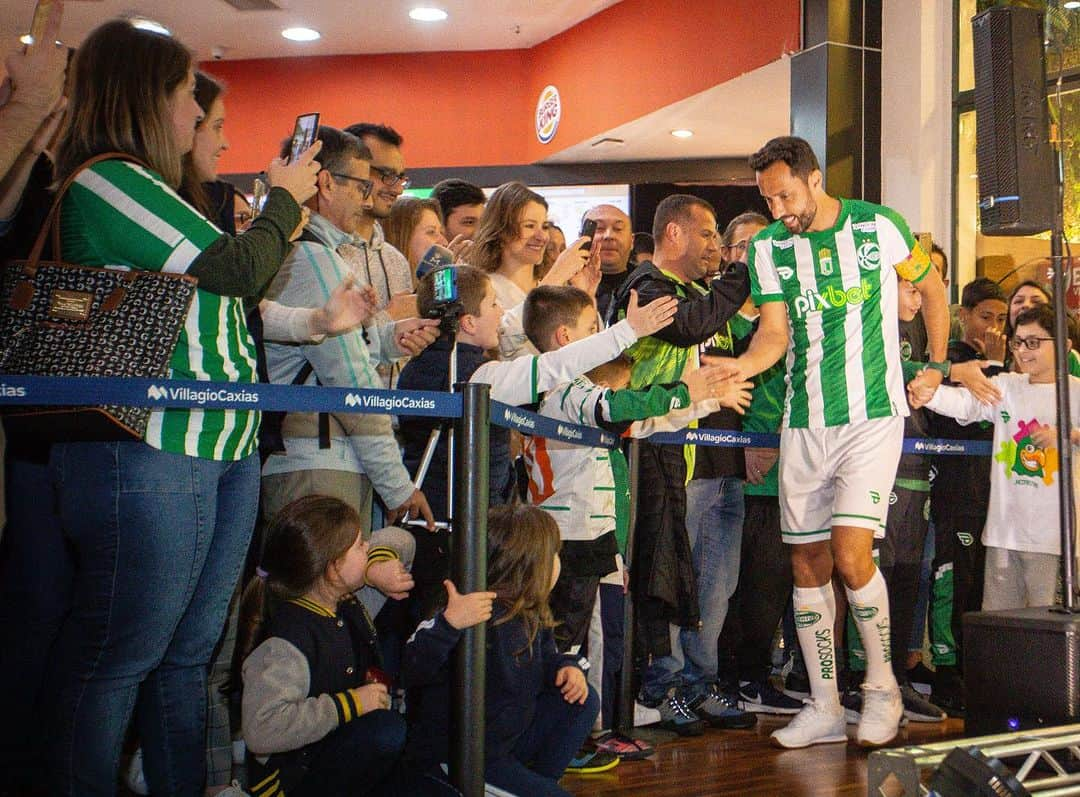 ネネさんのインスタグラム写真 - (ネネInstagram)「Lançamento da nova camisa do @ecjuventude ficou sensacional galera!! 👏🏼💚🤍🔥 📸 @fer0alves」8月13日 2時40分 - nene