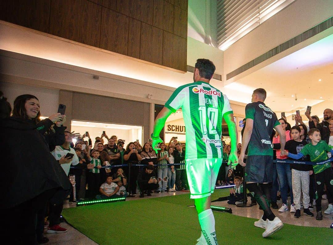 ネネさんのインスタグラム写真 - (ネネInstagram)「Lançamento da nova camisa do @ecjuventude ficou sensacional galera!! 👏🏼💚🤍🔥 📸 @fer0alves」8月13日 2時40分 - nene