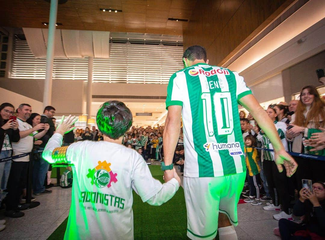 ネネさんのインスタグラム写真 - (ネネInstagram)「Lançamento da nova camisa do @ecjuventude ficou sensacional galera!! 👏🏼💚🤍🔥 📸 @fer0alves」8月13日 2時40分 - nene