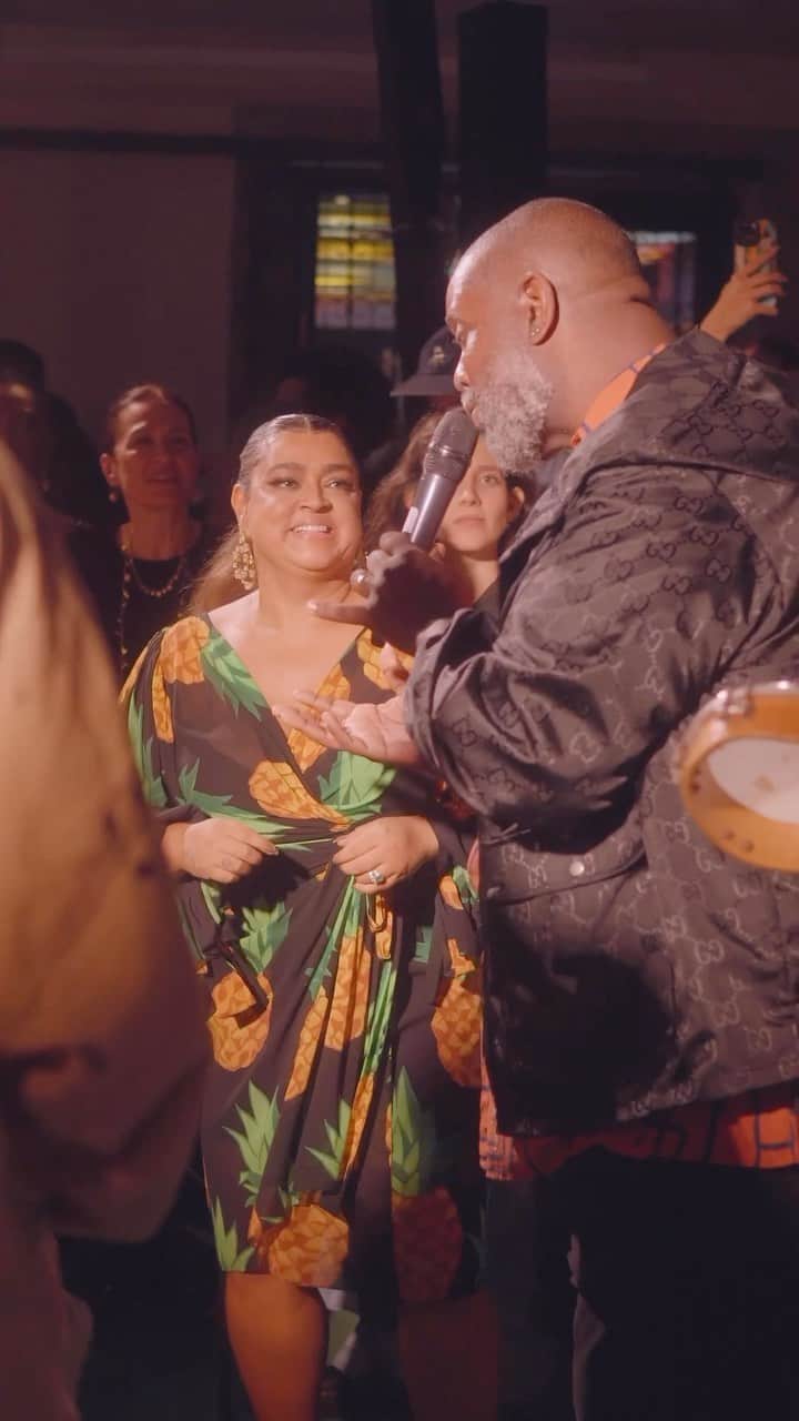 Preta Gilのインスタグラム：「Pra fechar o #Preta49 queria agradecer por esse presente que foi a roda de samba do @feyjao.br!!! Foi surreal o que você fez com seus músicos com a participação amorosa de @thbarbosa @pericles @teresacristinaoficial @ivetesangalo @danielmercury @psirico @tatiquebrabarraco @rebecca @mccaroldeniteroioficial @valescapopozuda @franciscogil @josegilm @joaogil @morenoveloso @xeniafranca @thiagopantaleao @kynnieoficial @karinah!!!  Uma explosão de todos os ritmos, música boa, que eu me joguei literalmente!!! Quem já está pronto pro #Preta50? Euuuu!!!  Vídeo: @gee.eu」