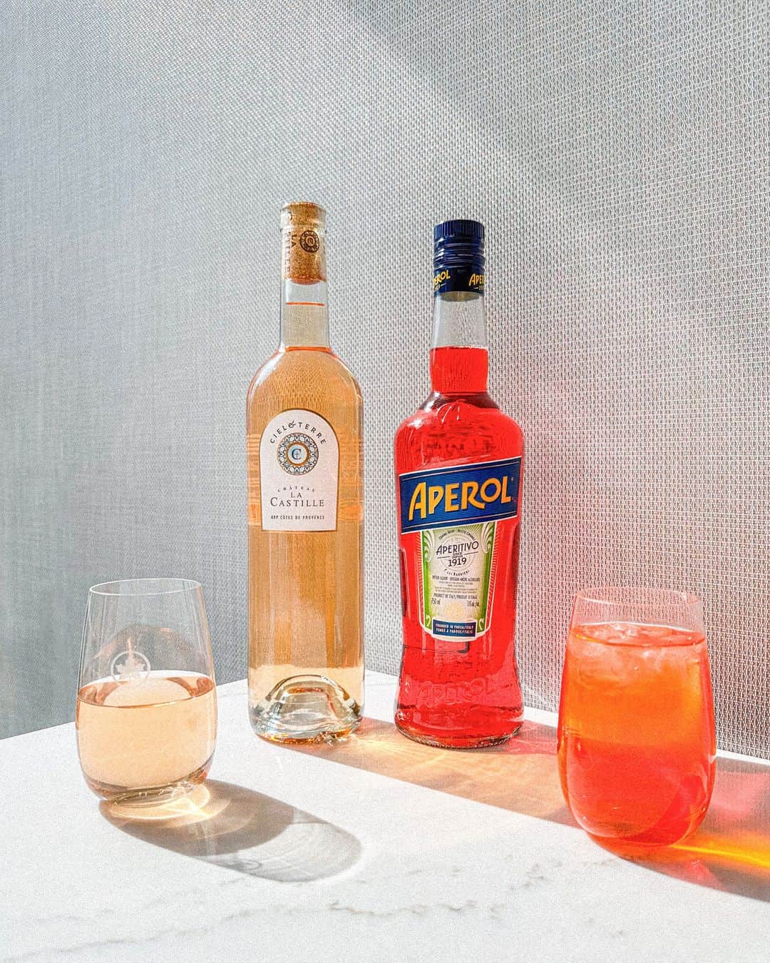 のインスタグラム：「In Air Canada Signature Class this summer, you can enjoy a refreshing glass of Château La Castille rosé wine, or try our latest cocktail, an Aperol spritz, on international flights. Fly in comfort with more of the beverages you love.  . . En classe Signature Air Canada cet été, savourez un verre de rosé Château La Castille rafraîchissant, ou encore essayez notre nouveau cocktail, l’Aperol spritz, à bord des vols internationaux. Voyagez en tout confort et profitez d’un plus grand choix de boissons que vous aimez.」