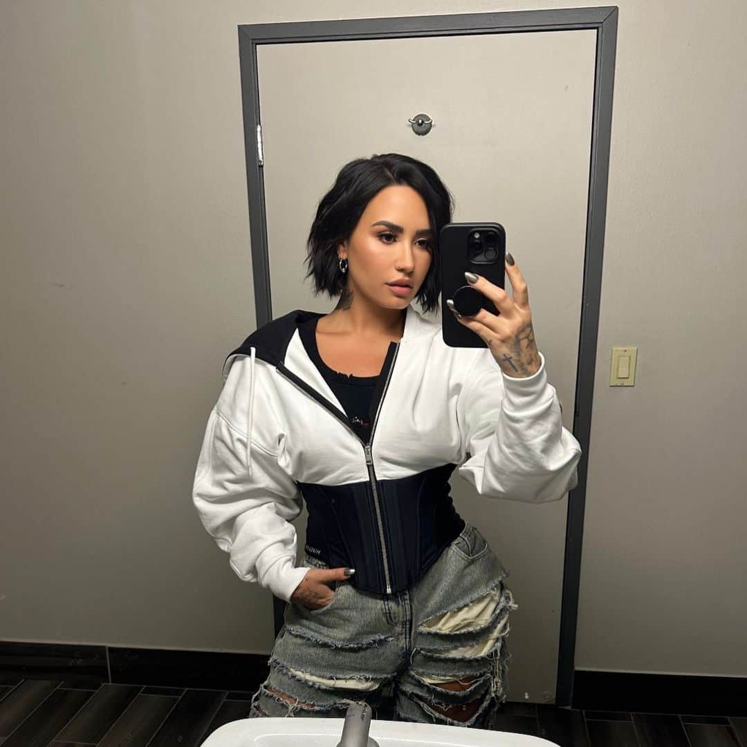 のインスタグラム：「August so far 🙃🖤」