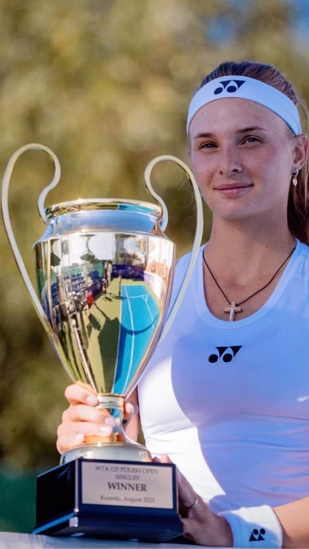 のインスタグラム：「It’s been long since I didn’t hold the trophy… 🏆Tittle #4 @wta  Nice week in Poland 🇵🇱 thank you 🙏🏼 📸 @rafal_jagielski」