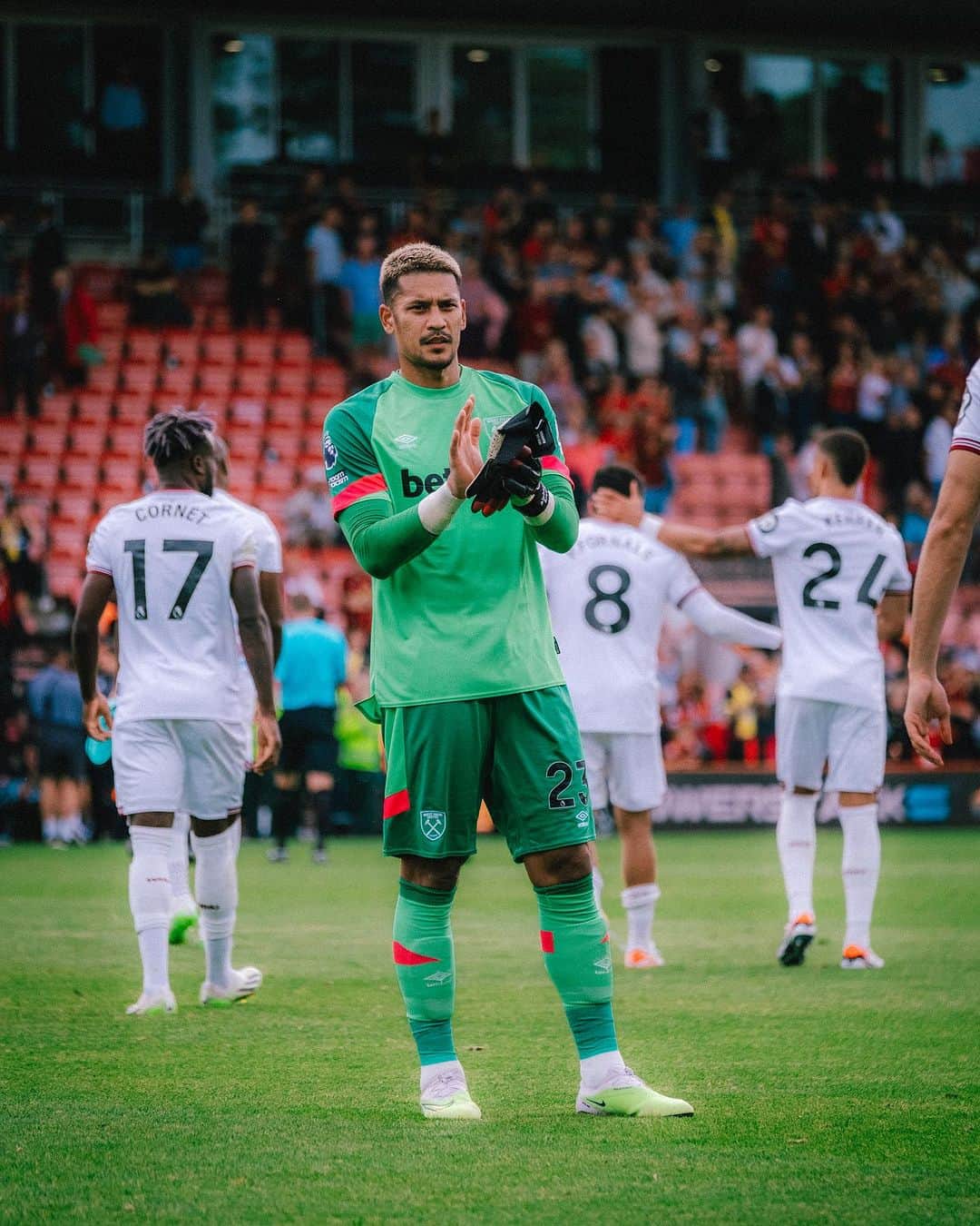 アルフォンス・アレオラのインスタグラム：「Thanks to the travelling fans for the support, we go again next weekend ! 🧤 @westham #COYI #AA23 ⚒」