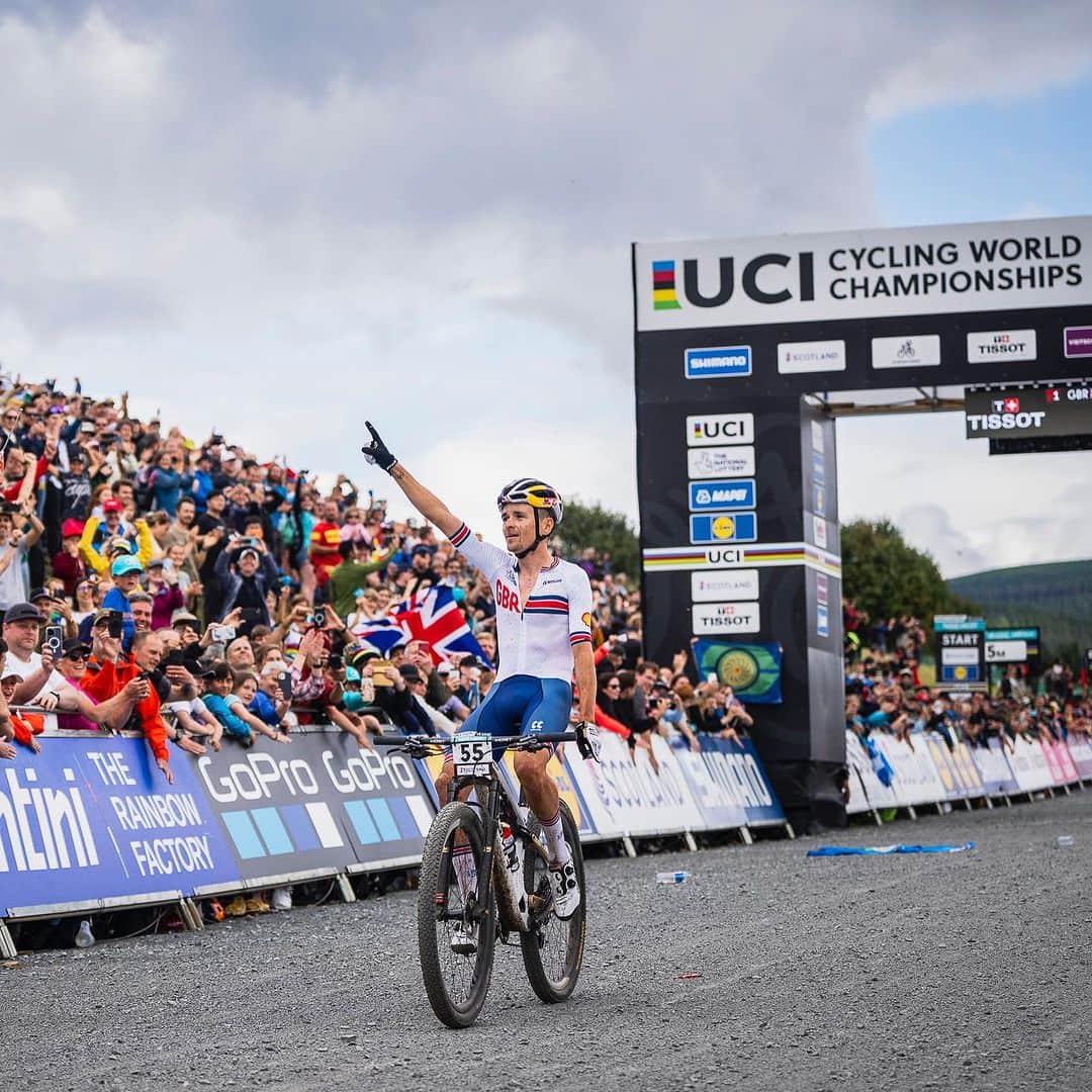 Shimanoさんのインスタグラム写真 - (ShimanoInstagram)「@tompidcock makes history, clinching the @uci_mountainbike World Championships XCO Men Elite title on home soil. @samuelgaze claims a fierce silver after battling through the ranks. Unfortunately, @mathieuvanderpoel’s comeback took an unexpected turn and ended in the first lap after a crash.   #ShimanoMTB #MakeYourMark 📸 @kikeabelleiraphoto」8月13日 3時55分 - rideshimano