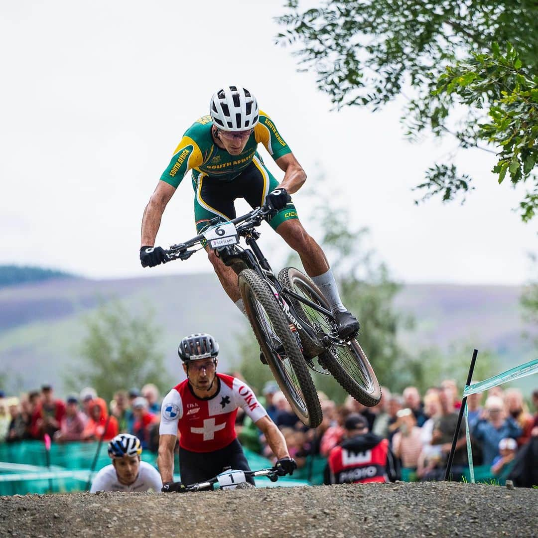 Shimanoさんのインスタグラム写真 - (ShimanoInstagram)「@tompidcock makes history, clinching the @uci_mountainbike World Championships XCO Men Elite title on home soil. @samuelgaze claims a fierce silver after battling through the ranks. Unfortunately, @mathieuvanderpoel’s comeback took an unexpected turn and ended in the first lap after a crash.   #ShimanoMTB #MakeYourMark 📸 @kikeabelleiraphoto」8月13日 3時55分 - rideshimano