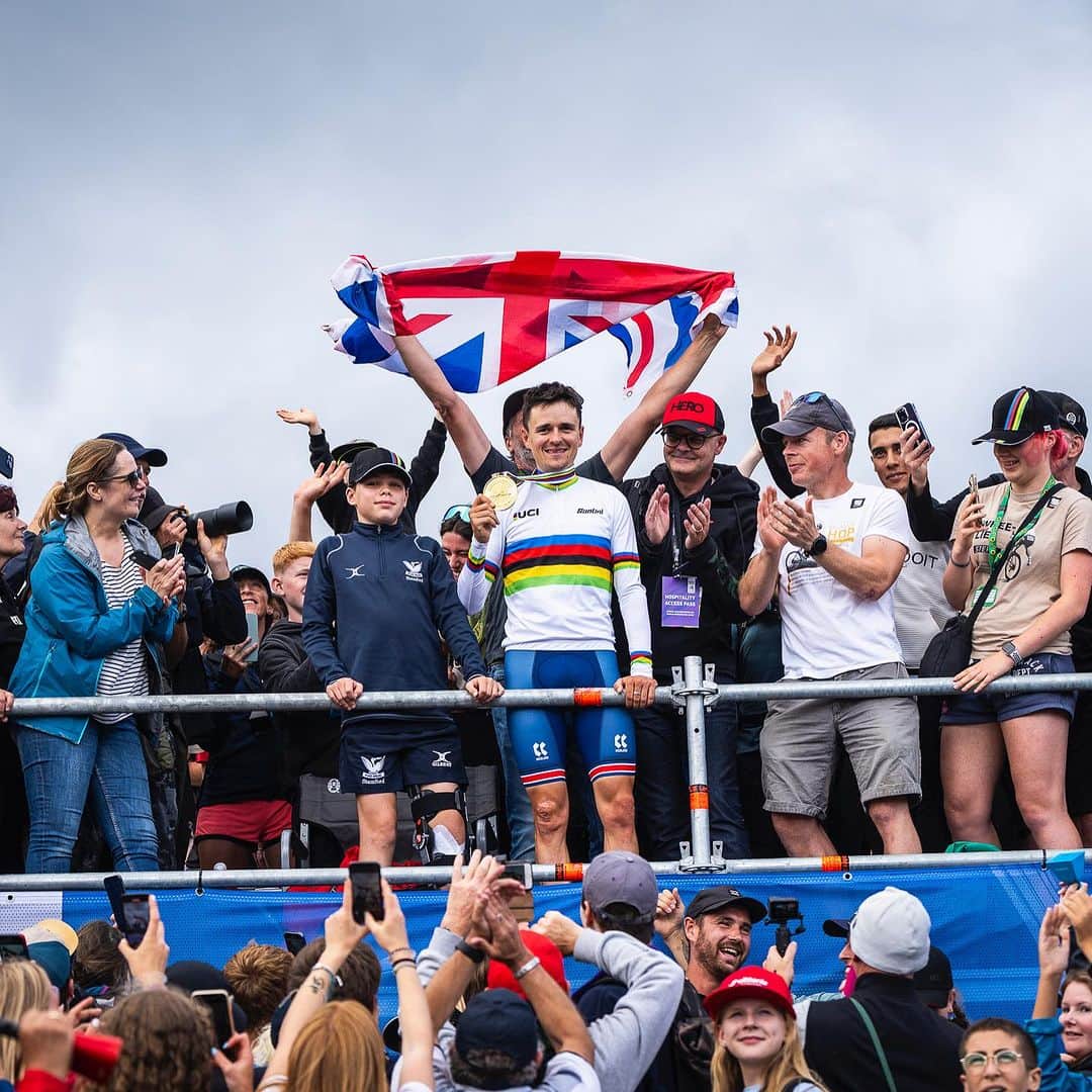 Shimanoさんのインスタグラム写真 - (ShimanoInstagram)「@tompidcock makes history, clinching the @uci_mountainbike World Championships XCO Men Elite title on home soil. @samuelgaze claims a fierce silver after battling through the ranks. Unfortunately, @mathieuvanderpoel’s comeback took an unexpected turn and ended in the first lap after a crash.   #ShimanoMTB #MakeYourMark 📸 @kikeabelleiraphoto」8月13日 3時55分 - rideshimano