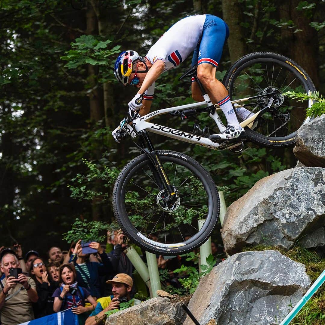 Shimanoのインスタグラム：「@tompidcock makes history, clinching the @uci_mountainbike World Championships XCO Men Elite title on home soil. @samuelgaze claims a fierce silver after battling through the ranks. Unfortunately, @mathieuvanderpoel’s comeback took an unexpected turn and ended in the first lap after a crash.   #ShimanoMTB #MakeYourMark 📸 @kikeabelleiraphoto」