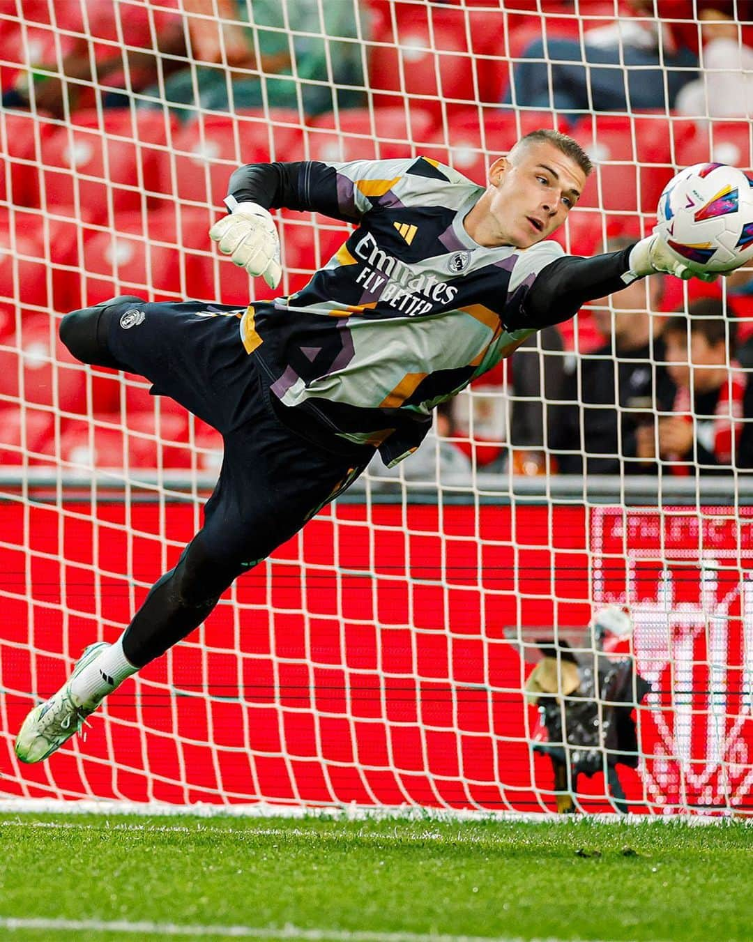 レアル・マドリードさんのインスタグラム写真 - (レアル・マドリードInstagram)「💥🧤 @Lunin_Andrey 🧤💥 #AthleticRealMadrid」8月13日 4時02分 - realmadrid