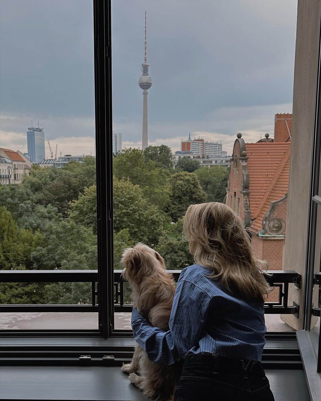 Xenia Adontsさんのインスタグラム写真 - (Xenia AdontsInstagram)「BERLIN I cannot put into words how much I love you! and how much I enjoyed my trip with my 2 bestest friends. I love this city SO MUCH!!!!! I am literally thriving and glowing and loving and inspired and all the good stuff. Thank you @telegraphenamt.berlin for providing the best best best home away from home- when can we move in? 🥹👉🏻👈🏻 anzeige」8月13日 4時03分 - xeniaadonts