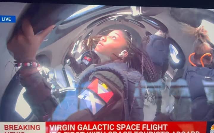 のインスタグラム：「So jealous of (but happy for) these civilians on the virgin galactic space flight!! I’m gonna stowaway in the luggage bin for next one 🌘🪐✨ (they’re actually upside down here in low gravity)」