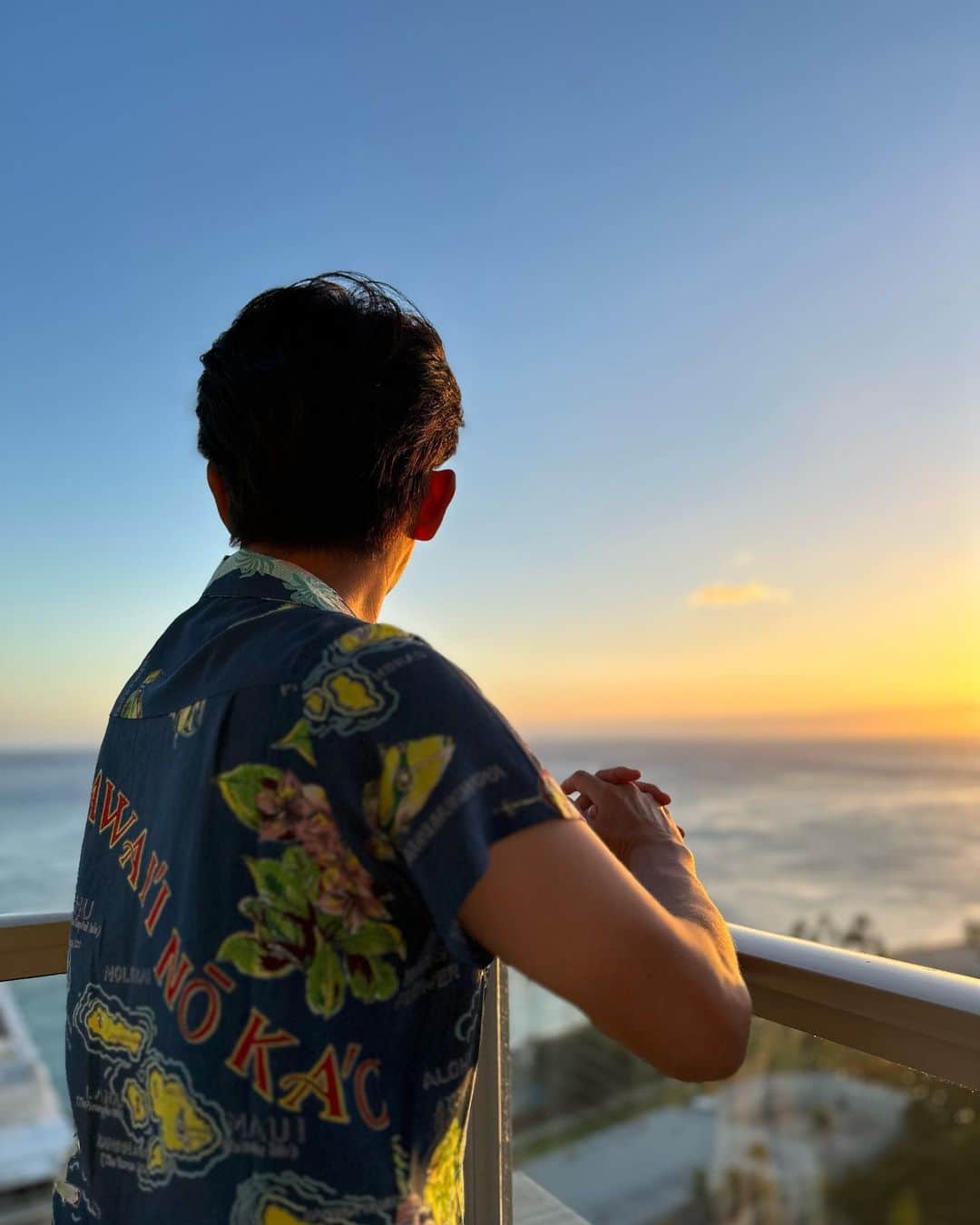のインスタグラム：「久しぶりのハワイです。 ずっと張り詰めていた脳の緊張を、ここのやわらかな空気と波動がゆっくりとほぐしてくれます。 ここのサンセットが大好きです☺️  #福永祐一　#夏休み」