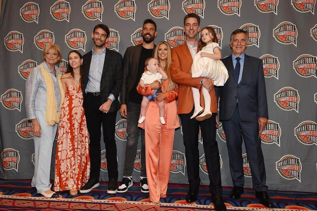 パウ・ガソルさんのインスタグラム写真 - (パウ・ガソルInstagram)「Hall of Fame Family 🧡🙌🏼」8月13日 4時27分 - paugasol