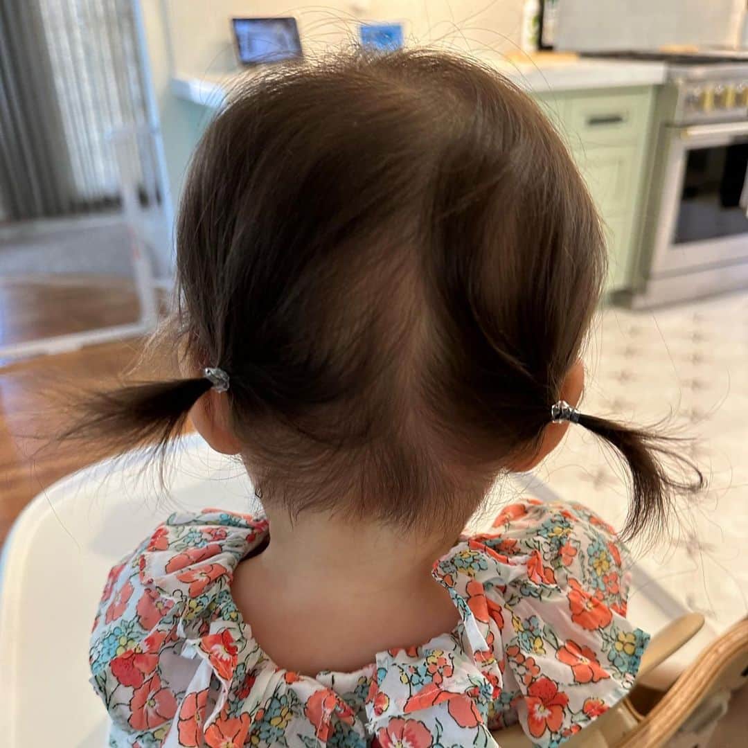 のインスタグラム：「Baby’s first pigtails. I’m not crying, you’re crying 🥹」