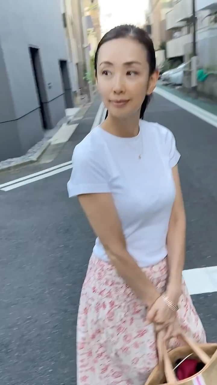 田村翔子のインスタグラム：「20年くらい着ているマルニのスカート😊 似合わなくなるまで着ますw  #summerfashion#summeroutfit#marni #田村翔子#夏コーデ」