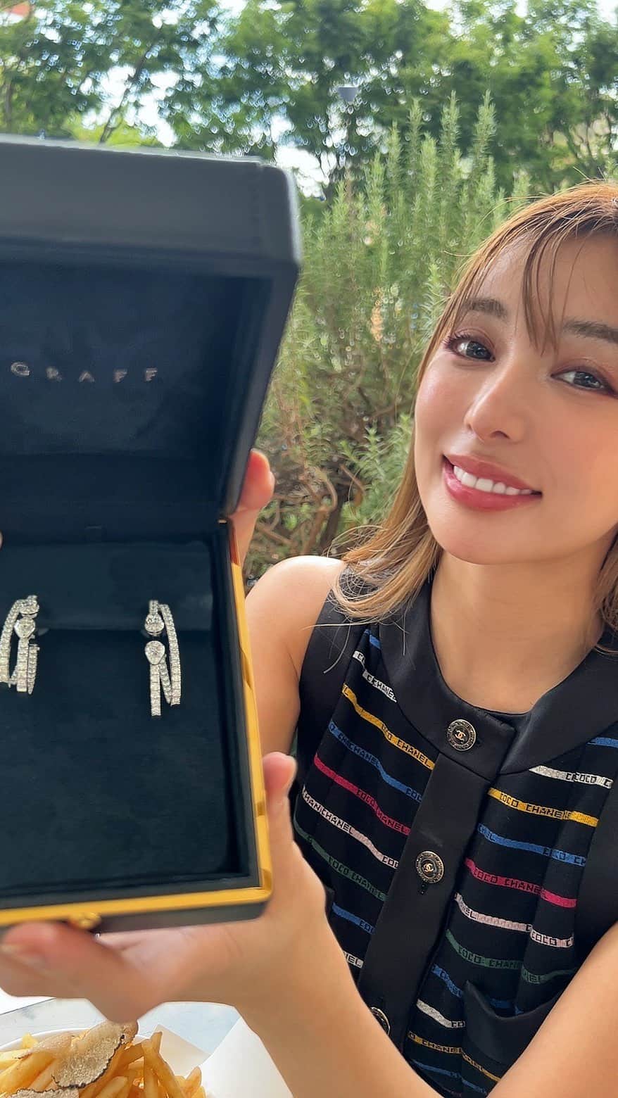 のインスタグラム：「旦那様の記念の日になぜか私がプレゼントもらった😂 俺はりーちゃんの顔を一番みるからそのピアスで俺の記念を思い出すよ😄 だそう、、イケメンすぎぃ😂 私ができることは旦那様の好物を作るくらいなので 今後も精進します、、🥹  I hope I could always be part of his life @graff   #graffdiamonds #diamonds #luxuryaccessories #グラフ  #grandhyatttokyo #grandhyatt #グランドハイアット東京 #フィオレンティーナ」