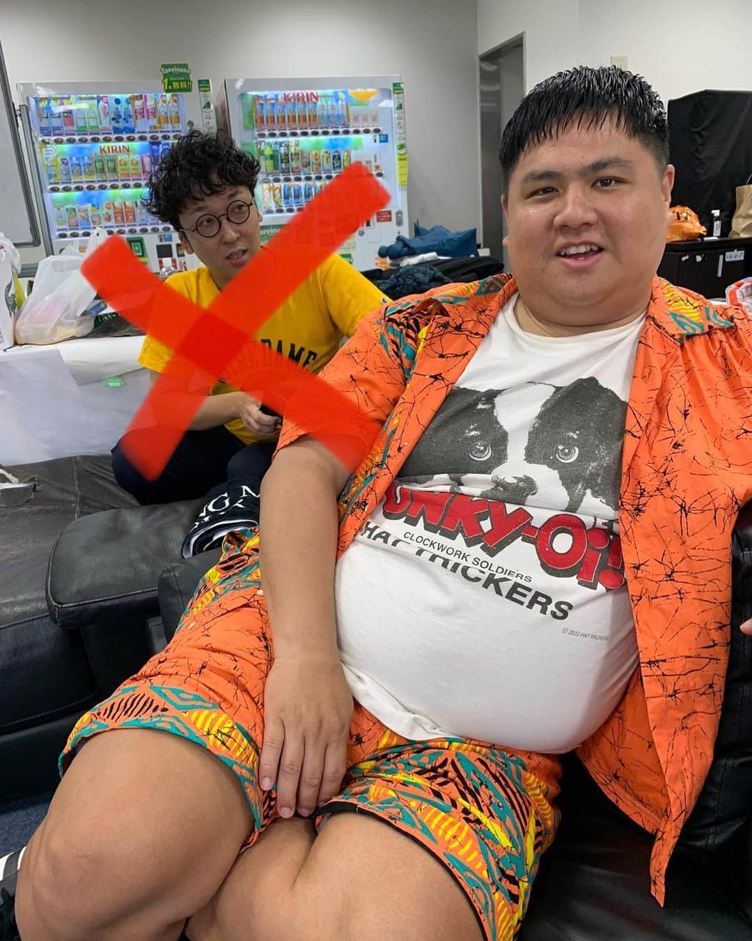 のインスタグラム：「【ブン殴り案件代打】 ある日の楽屋にて マイスイートメモリーズ福田『真べぇさんすみません、お金返しても大丈夫ですか？』  当たり前やろ。何であかんときある思てん。早よ返せ。 #マイスイートメモリーズ福田 #ダブルアート真べぇ #ブン殴り案件代打」