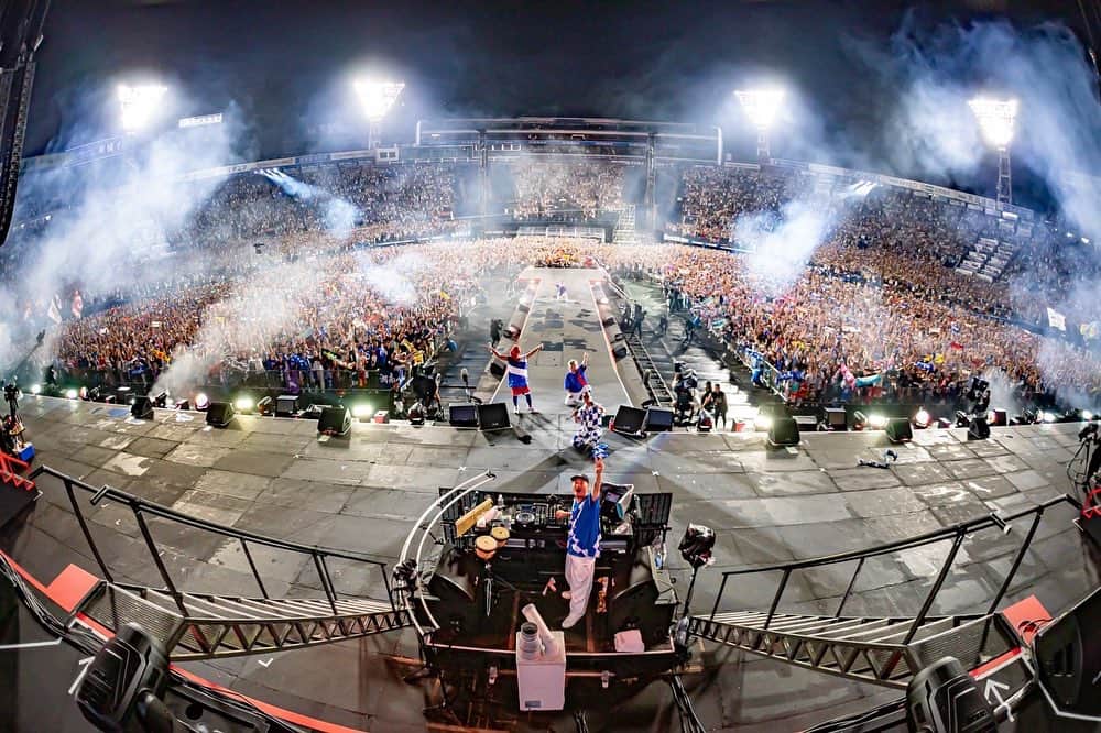 SHOCK EYEのインスタグラム：「今、、雨が降っています。  昨日の晴れ間はまるで奇跡のような、、 そう、、 夢のような時間でした。  感謝をただただ全身全霊を込めて伝える日。 そう決めてのぞんだライブだったから、不思議と緊張はありませんでした。  ただメンバー皆、気持ちが入りすぎたせいか、、 蓋を開けてみれば、盛り盛りの激タフなセットリスト😅 てか本当、ヤバかった💦 炎天下の中、3万人のパワーに押され、正直、途中気を失いそうな瞬間がありましたが、20年共にマイクを握ってきた戦友と必死に喰らい付いて、叫び続けていました。  反省点も沢山あるライブだったけど、そんなことより今はとても幸せな気分、達成感、そして終わってしまったというちょびっと寂しい気持ちの中、メッセージを打ち込んでいます。  暑さ大丈夫だったかな？ 体調大丈夫だったかな？ 楽しめたかな？ 背中は押せたかな？  正直それが1番気になってます😌  そして改めて、、  皆に感謝を伝えたい。  レッド、旦那、ハンクンありがとう。 BKありがとう。 三浦さんありがとう。 マネージャー達ありがとう。 スタッフの皆ありがとう。 風乃裏方の皆ありがとう。  風一族の皆ありがとう。  何よりも、、 ずっと支えてくれた家族にありがとう。  こんな湘南乃風をずっと支えてくれてありがとう。  俺に役目を与えてくれてありがとう。  自分が何者なのか、 何のために生まれてきたか、  そんなことを子どもの時からずっと探していたけどさ、、  見つけたんだ。  いや、、実はずっとすぐそばにあったことに気づいたんだ、、自分の役目に。  そう、俺の役目は、  目の前の皆を元気づけること。 歌と言葉をもって、皆の背中を押すこと。 幸せにすること。 まだまだ力不足な部分は沢山あるけど、 それができているのなら、もう何も迷うことも、不安になることも、悩むこともない。  幸せだって気づいた。  だから周りのことなんて気にしないで、 羨まないで、 人と自分を比べないで、 ただただその役目を全力で全うするだけ😁✨ そしてその役目に誇りを持つこと。  きっとそれでいいんだよ。  皆も、  きっとそれでいいんだよ。  改めて風祭り、最高でした。 引き続き湘南乃風をどうぞよろしくお願いします。  SHOCK EYE  #湘南乃風 #風祭り #横浜スタジアム」