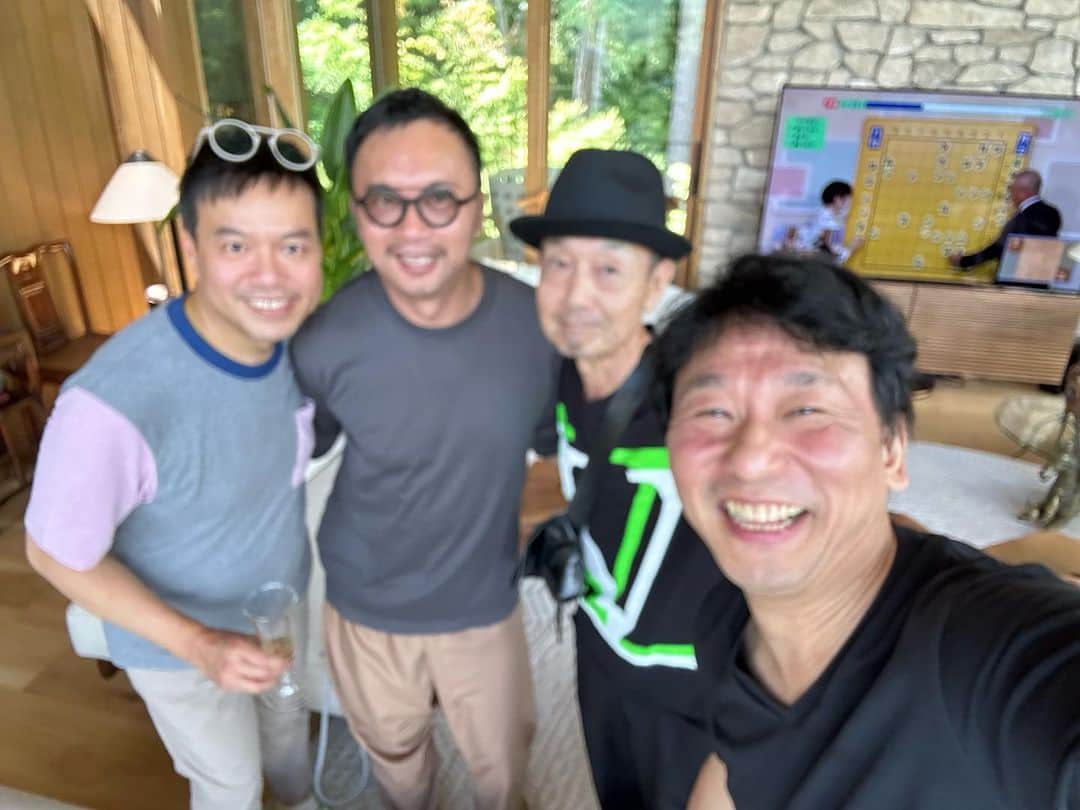 青木定治のインスタグラム：「Nous avons visité  chalet de montagne à Karuizawa de M. Ed Ng, un designer de Hong Kong. Bien qu'il soit un designer représentatif des Asiatiques, il était très sympathique et j'ai beaucoup appris.  香港のデザイナーのed ngさんの軽井沢別荘にお邪魔しました。アジア人を代表するデザイナーですがとてもフレンドリーで勉強になりました。」
