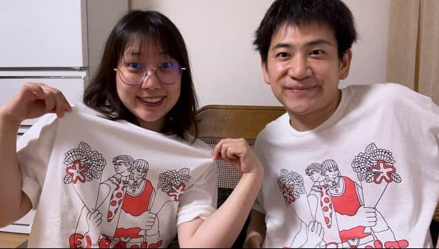のインスタグラム：「今日は 『単独ライブを無事に開催できて安堵のエレガント人生』。  第2回エレガントライブ『菊、あじさい、ハイビスカス』観ていただいた方々、本当にありがとうございました！ 憧れの会場で立見が出るほどの、しかも配信でもたくさんの方々に観ていただくことができました。 少しずつ規模を大きくして、毎年この単独ライブを続けていくことがエレガント人生の目標です。おじいちゃんおばあちゃんになってもです。 ずっと観たいとみなさんに思っていただけるように、これからもがんばっていきます！  今回の単独は8/18(金)まで配信でご覧いただけます。まだの方は是非お願いします🙇  ビジュアル @megumi_.yamazaki   オープニング映像 @minasamazu_p  @mioriii   衣装協力 @spinns_official @anonenone_jp 他  #エレガント人生  #エレガント人生単独  #菊あじさいハイビスカス #ルミネtheよしもと」