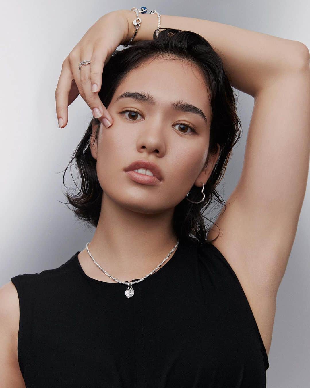 一ノ瀬メイのインスタグラム：「@theofficialpandora @ellejapan 💫  Photo: TAKANORI OKUWAKI Stylist: CHIAKI FURUTA　 Hair: KOTARO　 Makeup: MASAYO TSUDA」