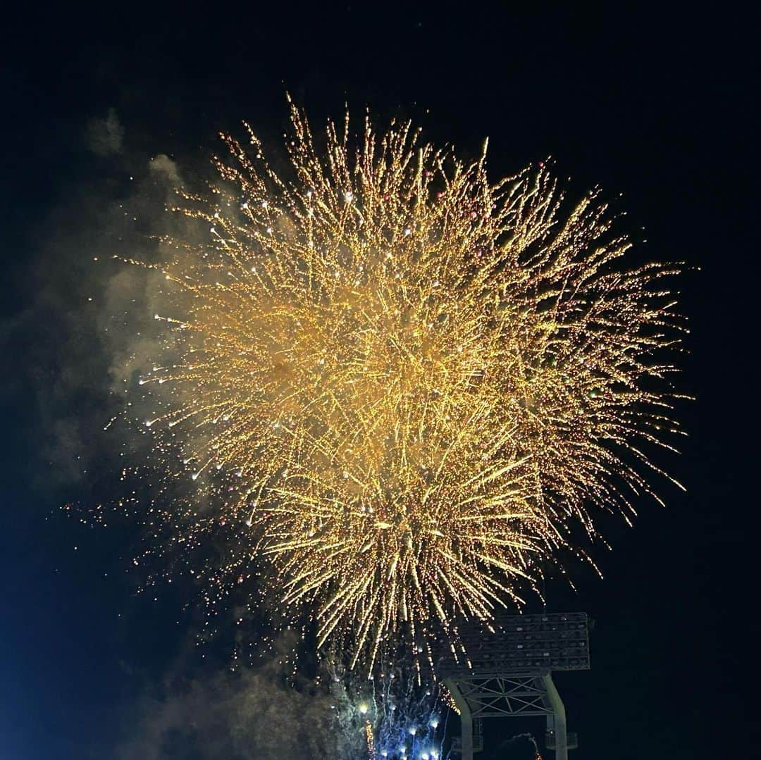 小尾渚沙さんのインスタグラム写真 - (小尾渚沙Instagram)「神宮外苑花火大会🎆🍺 夏を感じてきました💕  花火前のライブも大盛り上がりでした✨ 大黒摩季さんの『熱くなれ』の途中にカウントダウンが始まって、歌い終わりと同時に花火が打ち上がったのはカッコ良かったなぁ〜😍 . . #神宮外苑花火大会 #神宮外苑花火大会2023 #花火 #小尾ールタイム #🍺」8月13日 14時14分 - obi_nagisa