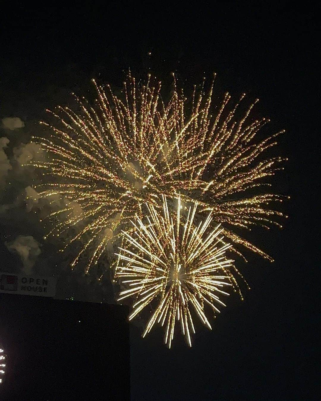 山口もえさんのインスタグラム写真 - (山口もえInstagram)「・  神宮花火大会へ🎆 歌も花火も最高だった！！！ 楽し過ぎたの伝わる？笑  p.s 花火🎥ちょこっとおすそ分け♡  #神宮花火大会  #花火 #花火大会  #ビール  #夏 #満喫中  #夏休み  #最高 #❤️ #笑」8月13日 14時16分 - moe_yamaguchi0611