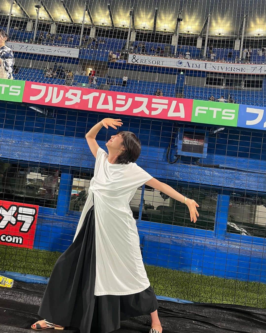 山口もえのインスタグラム：「・  神宮花火大会へ🎆 歌も花火も最高だった！！！ 楽し過ぎたの伝わる？笑  p.s 花火🎥ちょこっとおすそ分け♡  #神宮花火大会  #花火 #花火大会  #ビール  #夏 #満喫中  #夏休み  #最高 #❤️ #笑」