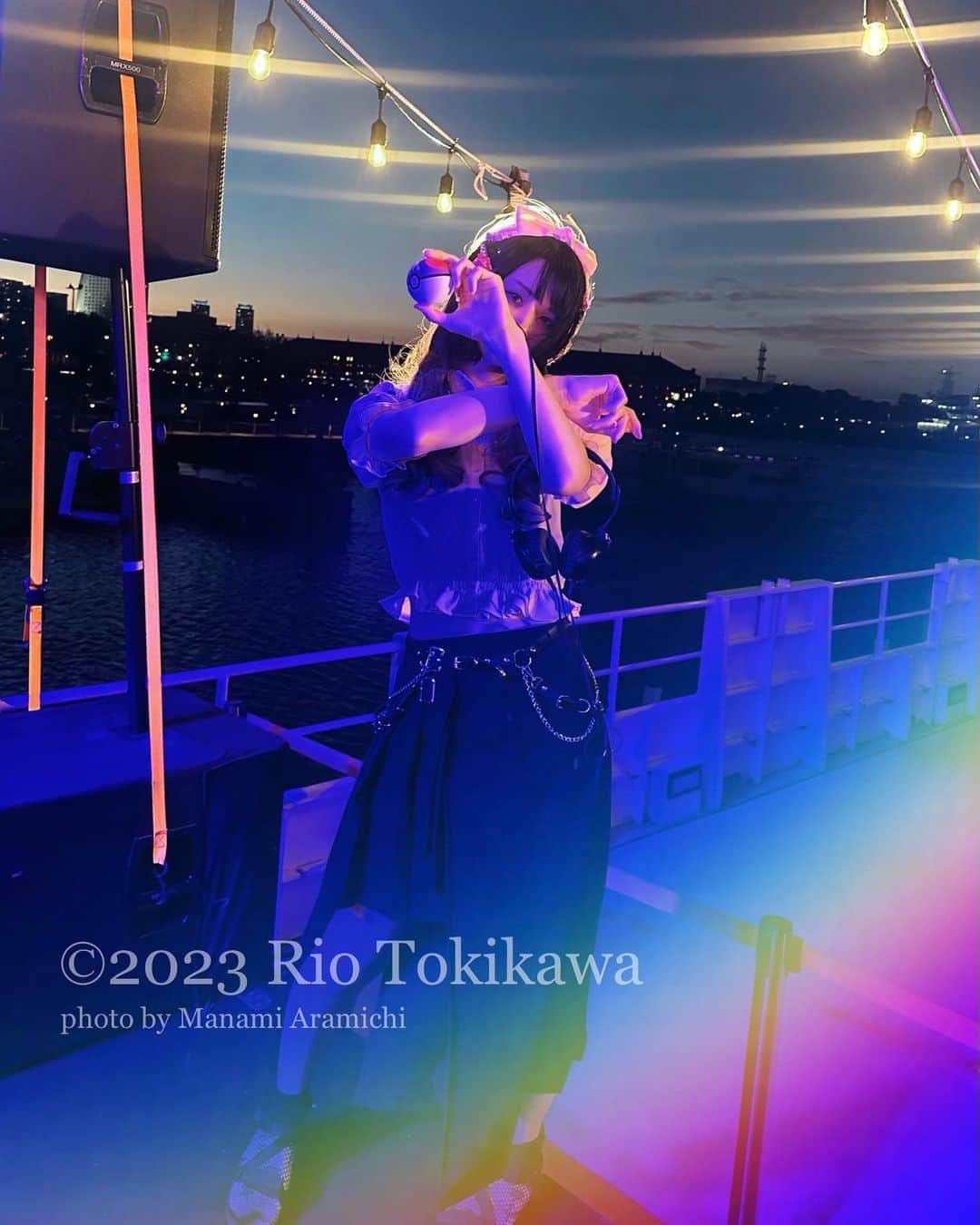 時川りおさんのインスタグラム写真 - (時川りおInstagram)「TIPSY cruising party was a huge success and soooo fun! . 🌈 Stay tuned for our next party！✨🌊☀️🍹  photo by Manami Aramichi headdress is made by Alice Nobara ††††††††††† #夏クル　の8/11開催「TIPSY クルージング」 お越し頂き本当にありがとうございました💜✨  いつもより少し大人な選曲もしたり、美しい夜景と海風を感じながら最高の思い出を作れました🌈 次回のティプシーもぜひ、お楽しみに✨  写真はリハのときに共演の @manami_aramichi さんが撮ってくれました！DJの他にも写真もうまい！！ありがとうございます✨  あと今回、海風とパフォーマンスに耐えられるように @alice.nobara さんがヘッドドレス特注で作ってくれました🎀  色々な方にお世話になって8月とってもたのしいです✨やったね💜  ††††††††††† #DJ #セクマイ　#girlpower  #スナップ写真 #ポートレート　 #トランスジェンダー  #transgender  #pride🌈  #海コーデ #lgbtq  #海コーデ  #gothicfashion #kawaiifashion #kawaiigirl #クルージング #エモい　#夏クル2023」8月13日 14時21分 - riotokikawa_doll