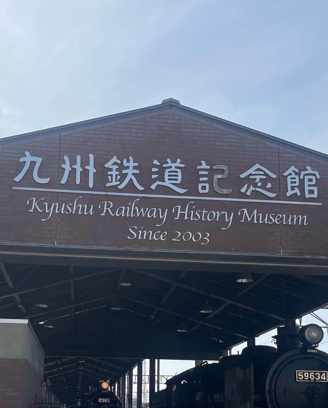 のインスタグラム：「お知らせぇ！ 8月19日〜20日　九州鉄道記念館にて イベント「鉄道の祭典」が開催されまーす！  3月に引き続き、またまた久野さんと一緒にやりますぜぇ。 もちろん新コーナー？新ネタ？ 盛りだくさんでお送りしますよ！ 是非遊びに来てくださいねえ。お楽しみにぃ！  久野知美さんと岡安章介トークショー　 【場 所】本館 明治の客車横　 【時間】①11:30～ ②14:30～  ・音楽バンド演奏  【時間】12:00～ 13:00　 　1. ユニット名 「eBa」（いーば）　　　　　 　2. ユニット名 Estrella(エストレア)　  ・鉄道クロッススグ販売  【場 所】本館キッズコーナー 【時間】9:30～16:00　　  ・Nケージーシグ体験、わーくしょっぷ　 【場 所】本館 明治の客車横 【時間】9:30～16:00 場所 明治の客車横  ・ミニ新幹線運行  【時間】①10:30～12:00 ②13:00～15:30  ・ｸｲｽﾞﾗﾘｰ ※用紙がなくなり次第終了 ・歩道自転車体験 ・キハ07客室公開 ※国の重要文化財 ・C59-1運転室公開  ・国鉄バス展示  【場所】ゲート前 【時間間】9:00～16:00    〇その他の展示 ・プラレール展示 ・ヘッドマーク展示 ・２０周年ポスター展示：59634横 ・北九州市制６０周年記念パネル展：情報ｺｰﾅｰ」
