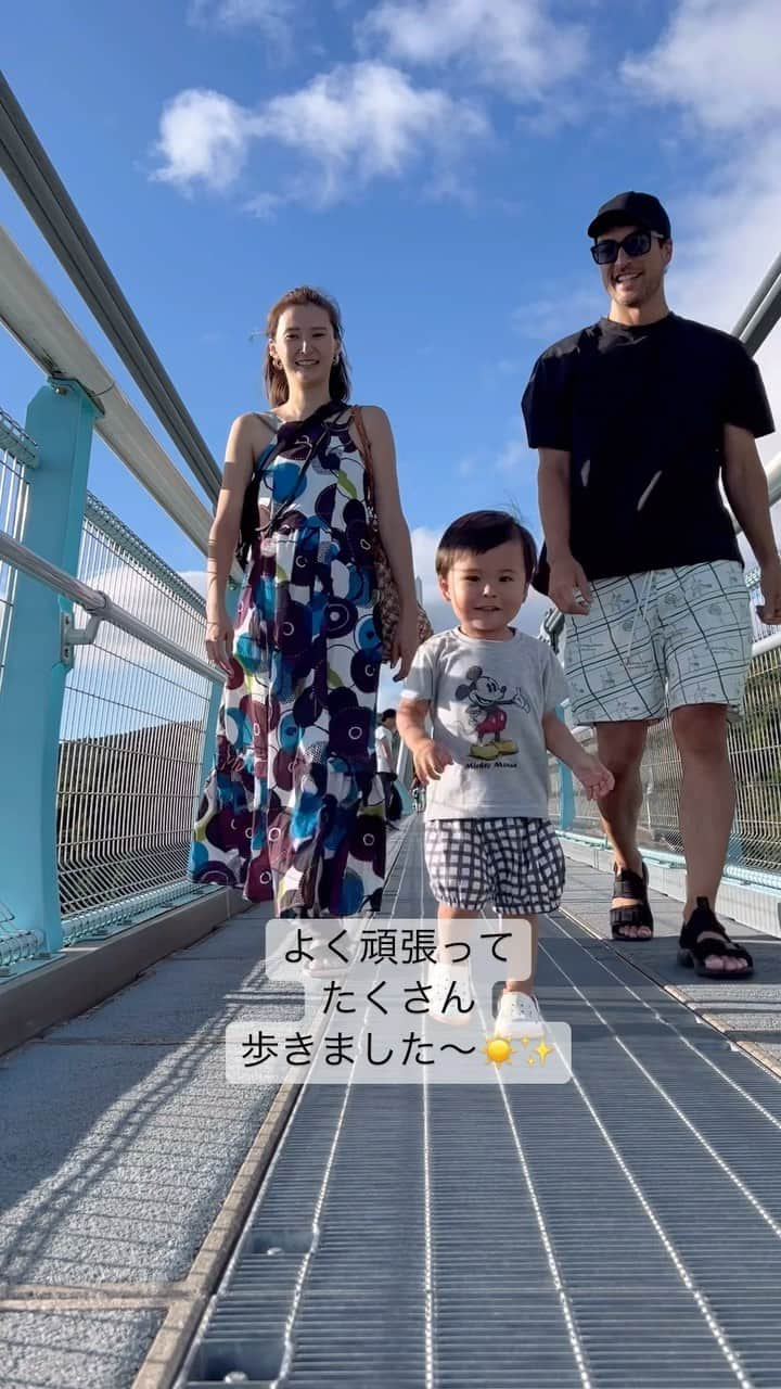 美優のインスタグラム：「滝川家の夏休み☀️  三島スカイウォークでお散歩☺️  暑いし、結構距離があるので 息子にベビーカー必要かなぁ…と 心配でしたが往復ぐずらず、 頑張って笑顔で歩きました🤭 →私の方が体力ギリギリでした😅  今まではバーっと走って行ったら 振り向きもしなかったのに😳  私がちゃんと来ているか気にしてくれたり、 息子の優しさに…キュン🥰  もうすぐお兄ちゃんになる息子👶 周りにも『お兄ちゃんできるかねぇ？』 なんて言われている息子ですが、 優しいお兄ちゃんになりそうな予感です😊  #三島スカイウォーク #滝川家　#男の子ママ　#1歳10ヶ月 #マタニティライフ　#28W」