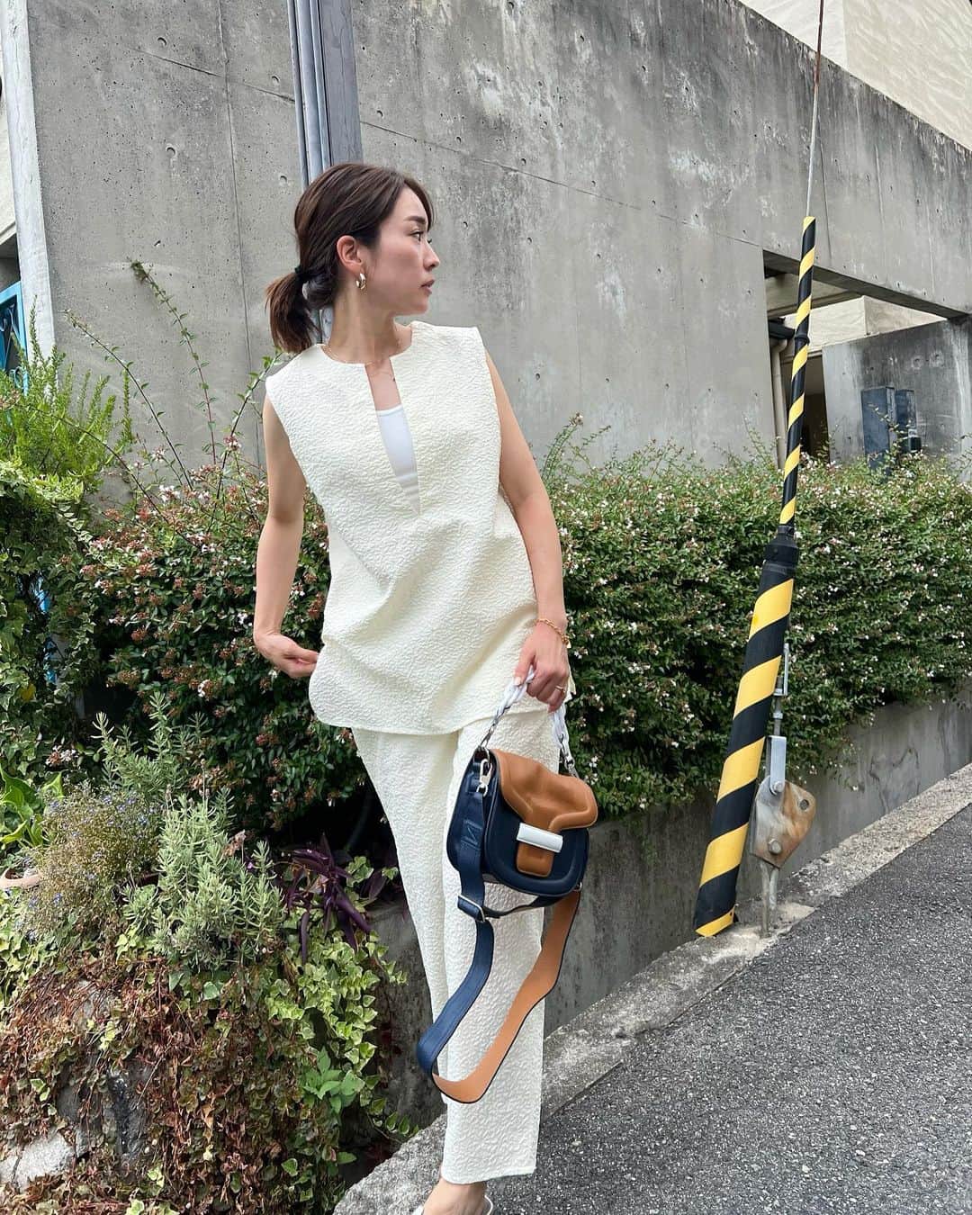 林香里さんのインスタグラム写真 - (林香里Instagram)「・ ・ 毎日暑すぎて水遊びしかできない🫠🥵 今日のおやつは、かき氷の一択🍧🧊☝🏻  夏のアクセはgoldにしがち♡ @sanmarejewelry のイニシャルNKがお気に入り♡  #ootd#coordinate#wardrobe#outfit」8月13日 14時28分 - kaori_hayashi1203