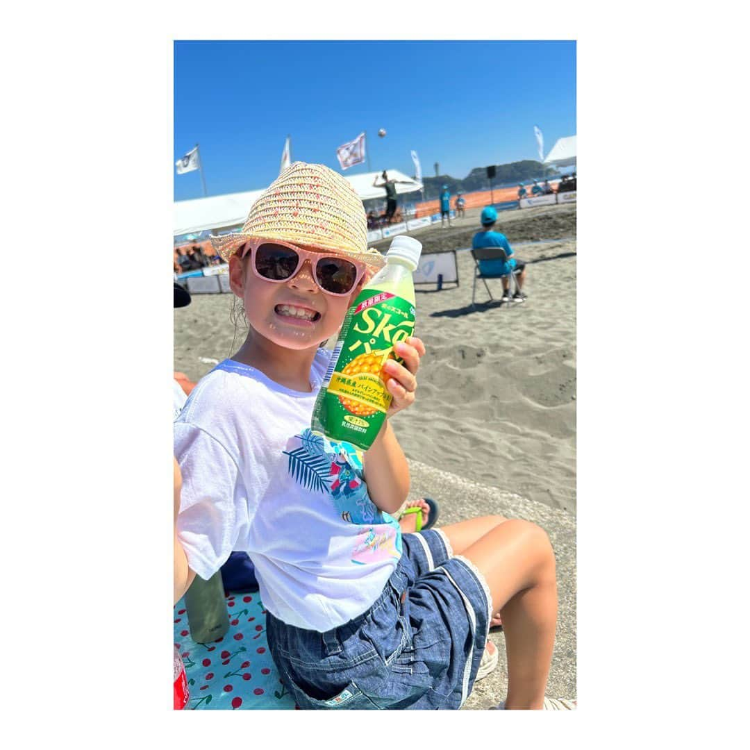 浦田聖子さんのインスタグラム写真 - (浦田聖子Instagram)「． ビーチバレージャパンと言ったら石段の観客席！朝イチから応援に来てくれたお友達のお陰で、初めて最前列で応援できました✨ 久々の鵠沼、懐かしい方にもたくさん会えて、真夏のシンデレラ（月9）撮影してるかな💓と言ってた娘も、お友達と応援＆水遊びして湘南の夏の楽しさ満喫⛱️  #ビーチバレージャパン #湘南 #鵠沼海岸 #夏 #海 #噴水 #真夏のシンデレラ #🐳」8月13日 14時31分 - satoko_urata