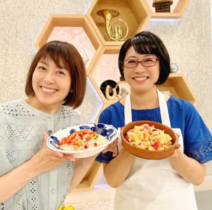 ヤミーのインスタグラム：「8/2の思い出。NHKあさイチで “スペイン風あえそうめん&ポテサラ”をご紹介しました😊  何がスペイン風かというと、スペイン料理「サルピコン」をアレンジしたそうめんだから。  「サルピコン」はトマトやパプリカなどの夏野菜をサイの目に切って、魚介と一緒にオリーブオイルとビネガーで和えるマリネサラダ。 私が現地で食べたものは全てカニカマが入ってて、面白いなぁと思った料理です。 カニカマは向こうではスリミって言うんですけど。  それをソースとして和えそうめんに。andじゃがいもと和えてポテサラも作りました。 もちろんそのまま食べても美味しい！  “1つの料理を作っておけば、3通りの食べ方ができる”というご提案でした。  夏バテ防止に夏野菜でしっかり栄養と水分を補給を😘  サルピコンの材料は↓↓詳しい作り方は番組HPへ👉 @nhk_asaichi   材料 2人分 きゅうり　1/2本 パプリカ（赤）1/4コ たまねぎ　1/4コ かにかまぼこ　4本 トマト　1コ A塩　小さじ1/2 A黒こしょう（粗びき）少々 A白ワインビネガー　小さじ2 Aオリーブ油　小さじ4  タコやホタテ、えび、お刺身などをプラスするとさらに美味しいです！シーフードミックスでも◎  *  途中で工程を間違えた時、LiLiCoさんが、さわこさん @horiehiroko.sawako のひよこ豆事件(ご存知ない方はぜひ検索を！)について話題に！！！ みんな覚えてるんですねーって乗っかりたかったけど、巻いて🌀のサインが気になってスルッと通り過ぎました。  あの時の炊飯器から逃げ出したひよこは、私たちのごはん会に登場したんですよ🤣  あと、FAX(メール？)下さった方、ありがとうございます💕いつも全て目を通してます〜！  駒村さん @taekomamura と私の衣装が、偶然パンチング刺繍だったので、スペインのものですか？とご質問いただきましたが、2人とも違いました。  でも、お気に入りの服だったのでかわいいとコメントいただいて嬉しかったです😊  ご覧いただいたみなさま、改めてありがとうございました！  #出演情報 #nhk #あさイチ #みんなゴハンだよ #スペイン風そうめん #サルピコン #夏野菜たっぷり #ポテサラ #マヨ無しポテサラ #ヤミーレシピ #おうちで世界のごはん #おうちで世界一周」