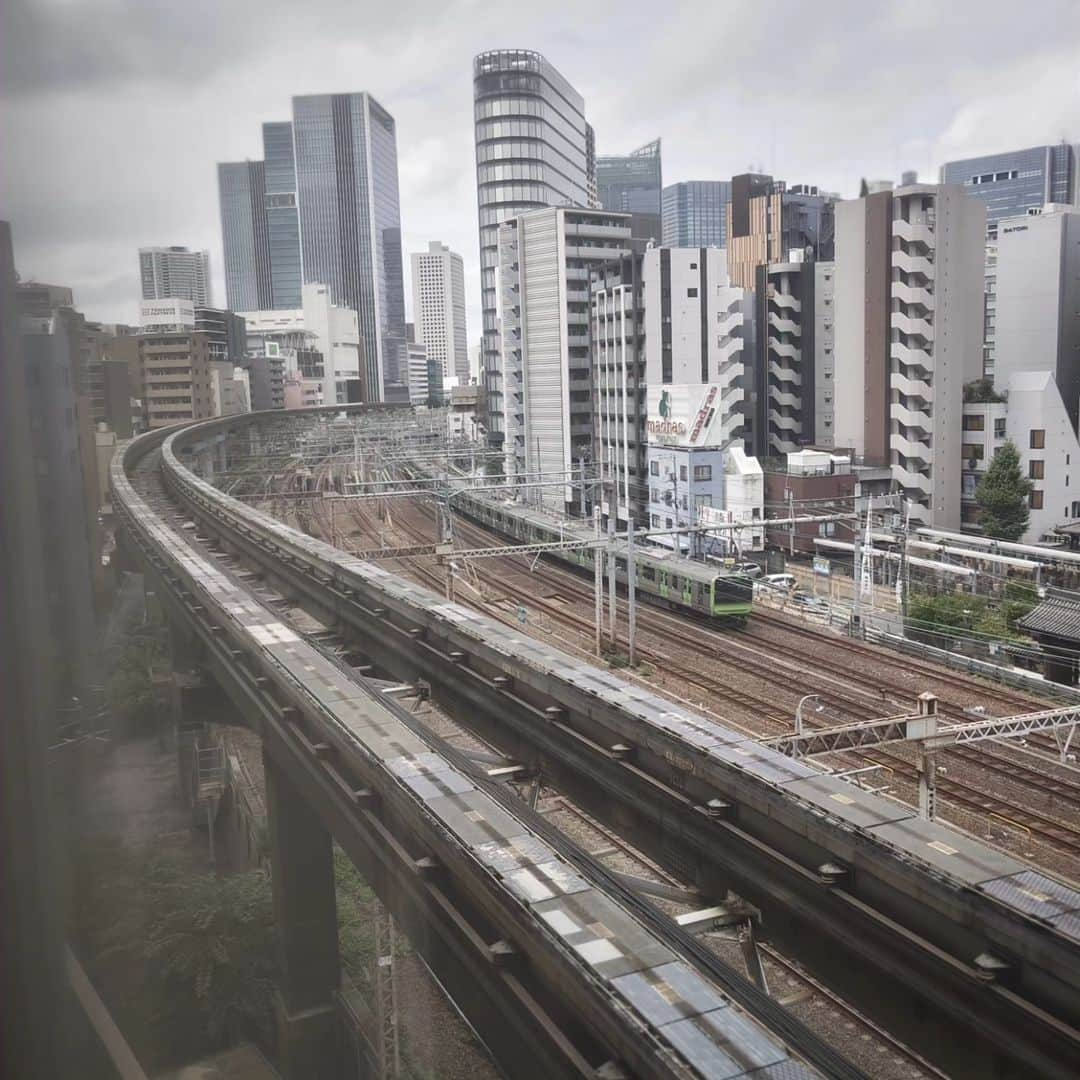 フローラン・ダバディーさんのインスタグラム写真 - (フローラン・ダバディーInstagram)「今月は私の東京に来てちょうど３０年です。あの夏はJリーグの開幕年であり、バブル時代が終わった後に不思議な空気が漂っていました。まだ開拓されていなかった芝浦にわずかの間にホームステイをし、有名な泉岳寺おばけトンネルの隣のマンションで一週間を過ごしました🎐This summer I celebrate my 30th anniversary since arriving in Tokyo. I remember vividly my first week in Shibaura; there were no high rise buildings, just the train and small streets, bicycles and ghosts. It was hot and humid. #平成東京 #tokyo90s #バブル時代」8月13日 14時32分 - florent_dabadie