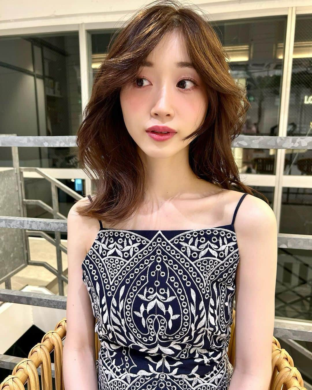 牧野結美のインスタグラム：「new hair ⭐️  カラーはオリーブグレージュです♡  行く度に素敵に仕上げてくだる @eri_makehair さん いつもありがとうございます🥰  #オリーブグレージュ #オリーブグレージュカラー #ミディアムヘア #夏ヘア #大人ミディアム #大人ボブ #大人女子ヘア #くびれヘア #くびれミディ #くびれ巻き #くびれボブ #ミドサー」