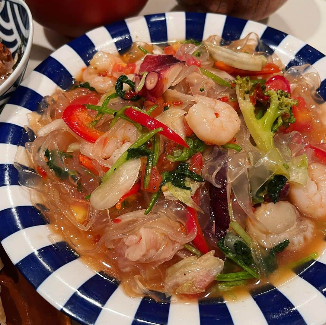 小鳥遊しほさんのインスタグラム写真 - (小鳥遊しほInstagram)「この夏の #小鳥飯 冷たい麺コレクション👨‍🍳何枚目が食べたいですか？😋❤️  1・2枚目は今日作った新作🥢 クリーミーな胡麻ダレと甘辛な肉味噌のコラボ。 更に麻辣と柑橘の酸味が効いた冷やし担々麺  3枚目 半生鶏ハム・ツナ・煮卵・ブロッコリーの乗ったパワー冷やし中華。たんぱく質40g。笑 レモンスイチリ🍋  4枚目 夏はコレだね さっぱり梅しそ冷麺🍉  5枚目 鶏肉味噌と卵の親子担々麺🐓  6枚目 海鮮出汁の冷麺 ボイルしたアサリと海老がプリプリン🦐  7枚目 ツナとろろのサラダうどん 薬味たっぷり栄養もたっぷり 自家製の大根の皮漬けがポリポリうまい😋  8枚目 パクチーonのエスニック冷麺 汁全体にツナが混ざってる&ナンプラー系🍜  9枚目 あれ？さっきと同じ？ 茗荷多めの梅しそ冷麺！笑 そう、夏はマジでこれ食べまくりです☀️  10枚目 極太春雨のヤムウンセン風 海鮮も野菜もパクチーもたっぷり！🇹🇭 ヤムウンセンは本来あったかめで出てくるけどこれは冷やし〜 麺とおかずの間ですな🥦🌶️  #麺 #麺活 #冷やし麺 #冷やし中華 #冷麺 #麺レシピ #冷たい麺 #麺スタグラム #麺類 #冷やしラーメン #ラーメン #エスニック料理 #中華料理 #和食 #盛岡冷麺 #自炊 #小鳥飯 #料理」8月13日 14時46分 - shihotakanashi