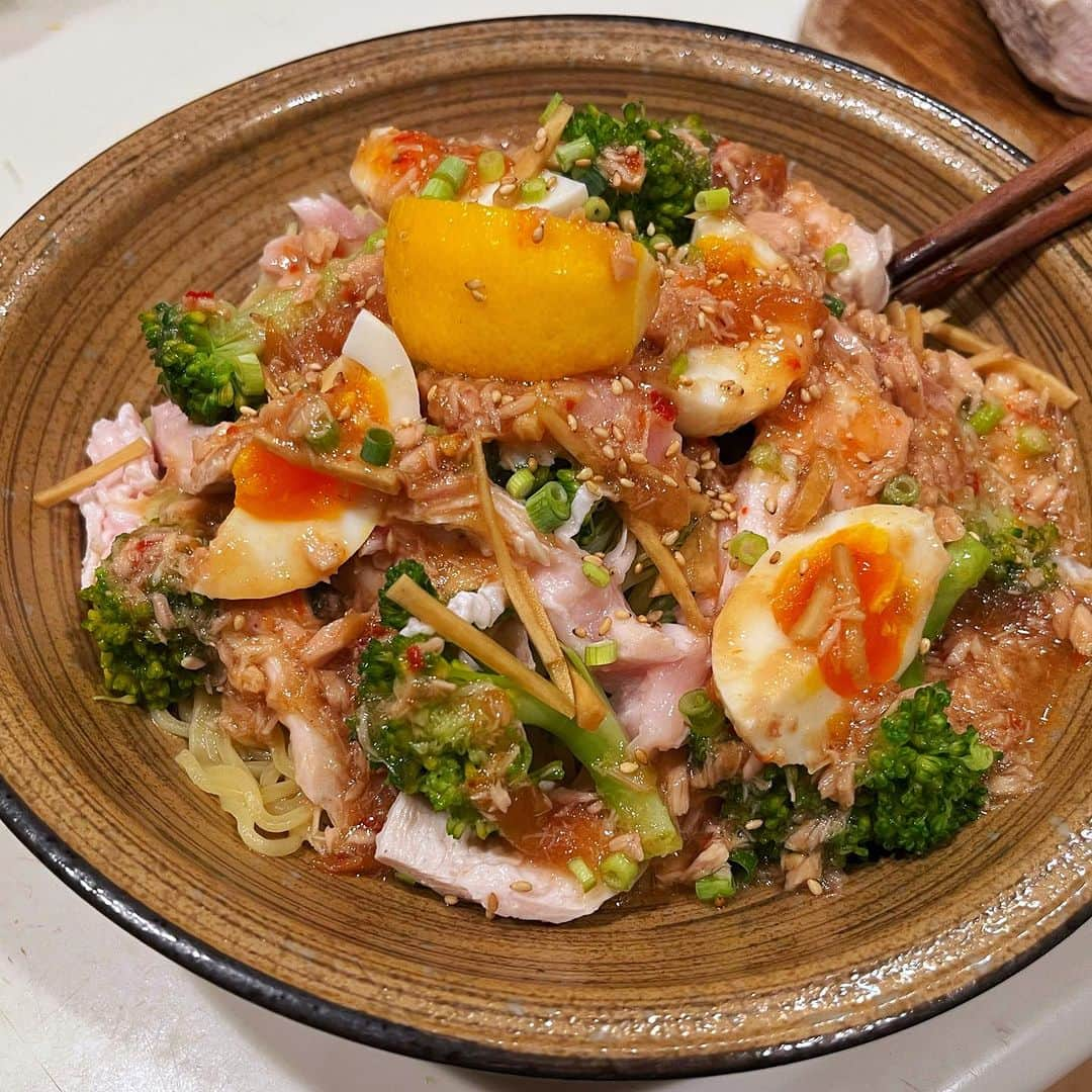 小鳥遊しほさんのインスタグラム写真 - (小鳥遊しほInstagram)「この夏の #小鳥飯 冷たい麺コレクション👨‍🍳何枚目が食べたいですか？😋❤️  1・2枚目は今日作った新作🥢 クリーミーな胡麻ダレと甘辛な肉味噌のコラボ。 更に麻辣と柑橘の酸味が効いた冷やし担々麺  3枚目 半生鶏ハム・ツナ・煮卵・ブロッコリーの乗ったパワー冷やし中華。たんぱく質40g。笑 レモンスイチリ🍋  4枚目 夏はコレだね さっぱり梅しそ冷麺🍉  5枚目 鶏肉味噌と卵の親子担々麺🐓  6枚目 海鮮出汁の冷麺 ボイルしたアサリと海老がプリプリン🦐  7枚目 ツナとろろのサラダうどん 薬味たっぷり栄養もたっぷり 自家製の大根の皮漬けがポリポリうまい😋  8枚目 パクチーonのエスニック冷麺 汁全体にツナが混ざってる&ナンプラー系🍜  9枚目 あれ？さっきと同じ？ 茗荷多めの梅しそ冷麺！笑 そう、夏はマジでこれ食べまくりです☀️  10枚目 極太春雨のヤムウンセン風 海鮮も野菜もパクチーもたっぷり！🇹🇭 ヤムウンセンは本来あったかめで出てくるけどこれは冷やし〜 麺とおかずの間ですな🥦🌶️  #麺 #麺活 #冷やし麺 #冷やし中華 #冷麺 #麺レシピ #冷たい麺 #麺スタグラム #麺類 #冷やしラーメン #ラーメン #エスニック料理 #中華料理 #和食 #盛岡冷麺 #自炊 #小鳥飯 #料理」8月13日 14時46分 - shihotakanashi