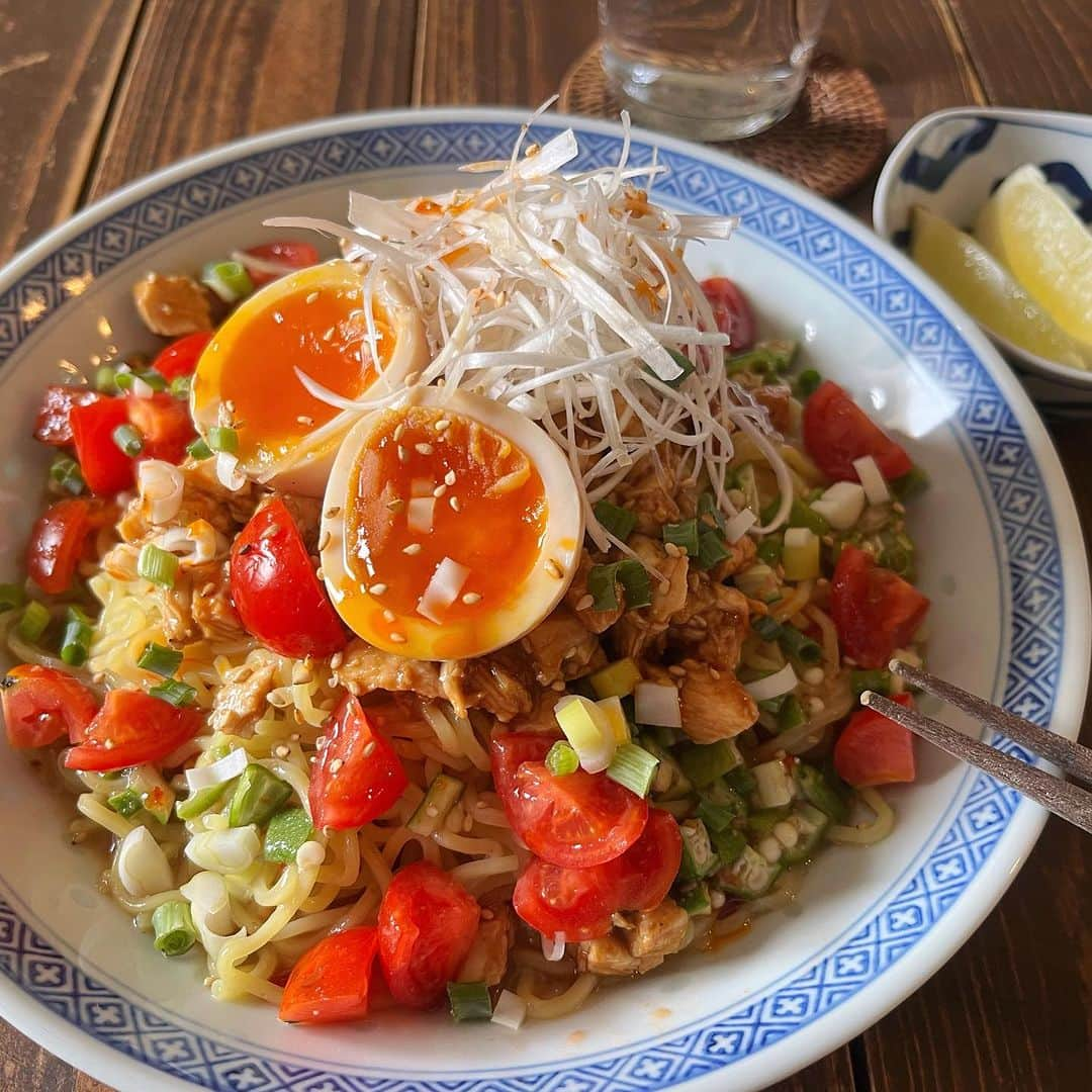 小鳥遊しほさんのインスタグラム写真 - (小鳥遊しほInstagram)「この夏の #小鳥飯 冷たい麺コレクション👨‍🍳何枚目が食べたいですか？😋❤️  1・2枚目は今日作った新作🥢 クリーミーな胡麻ダレと甘辛な肉味噌のコラボ。 更に麻辣と柑橘の酸味が効いた冷やし担々麺  3枚目 半生鶏ハム・ツナ・煮卵・ブロッコリーの乗ったパワー冷やし中華。たんぱく質40g。笑 レモンスイチリ🍋  4枚目 夏はコレだね さっぱり梅しそ冷麺🍉  5枚目 鶏肉味噌と卵の親子担々麺🐓  6枚目 海鮮出汁の冷麺 ボイルしたアサリと海老がプリプリン🦐  7枚目 ツナとろろのサラダうどん 薬味たっぷり栄養もたっぷり 自家製の大根の皮漬けがポリポリうまい😋  8枚目 パクチーonのエスニック冷麺 汁全体にツナが混ざってる&ナンプラー系🍜  9枚目 あれ？さっきと同じ？ 茗荷多めの梅しそ冷麺！笑 そう、夏はマジでこれ食べまくりです☀️  10枚目 極太春雨のヤムウンセン風 海鮮も野菜もパクチーもたっぷり！🇹🇭 ヤムウンセンは本来あったかめで出てくるけどこれは冷やし〜 麺とおかずの間ですな🥦🌶️  #麺 #麺活 #冷やし麺 #冷やし中華 #冷麺 #麺レシピ #冷たい麺 #麺スタグラム #麺類 #冷やしラーメン #ラーメン #エスニック料理 #中華料理 #和食 #盛岡冷麺 #自炊 #小鳥飯 #料理」8月13日 14時46分 - shihotakanashi