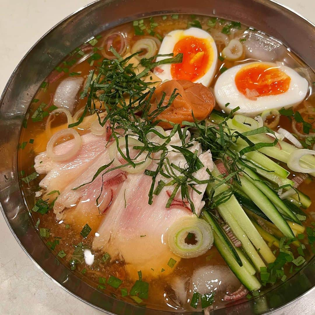 小鳥遊しほさんのインスタグラム写真 - (小鳥遊しほInstagram)「この夏の #小鳥飯 冷たい麺コレクション👨‍🍳何枚目が食べたいですか？😋❤️  1・2枚目は今日作った新作🥢 クリーミーな胡麻ダレと甘辛な肉味噌のコラボ。 更に麻辣と柑橘の酸味が効いた冷やし担々麺  3枚目 半生鶏ハム・ツナ・煮卵・ブロッコリーの乗ったパワー冷やし中華。たんぱく質40g。笑 レモンスイチリ🍋  4枚目 夏はコレだね さっぱり梅しそ冷麺🍉  5枚目 鶏肉味噌と卵の親子担々麺🐓  6枚目 海鮮出汁の冷麺 ボイルしたアサリと海老がプリプリン🦐  7枚目 ツナとろろのサラダうどん 薬味たっぷり栄養もたっぷり 自家製の大根の皮漬けがポリポリうまい😋  8枚目 パクチーonのエスニック冷麺 汁全体にツナが混ざってる&ナンプラー系🍜  9枚目 あれ？さっきと同じ？ 茗荷多めの梅しそ冷麺！笑 そう、夏はマジでこれ食べまくりです☀️  10枚目 極太春雨のヤムウンセン風 海鮮も野菜もパクチーもたっぷり！🇹🇭 ヤムウンセンは本来あったかめで出てくるけどこれは冷やし〜 麺とおかずの間ですな🥦🌶️  #麺 #麺活 #冷やし麺 #冷やし中華 #冷麺 #麺レシピ #冷たい麺 #麺スタグラム #麺類 #冷やしラーメン #ラーメン #エスニック料理 #中華料理 #和食 #盛岡冷麺 #自炊 #小鳥飯 #料理」8月13日 14時46分 - shihotakanashi